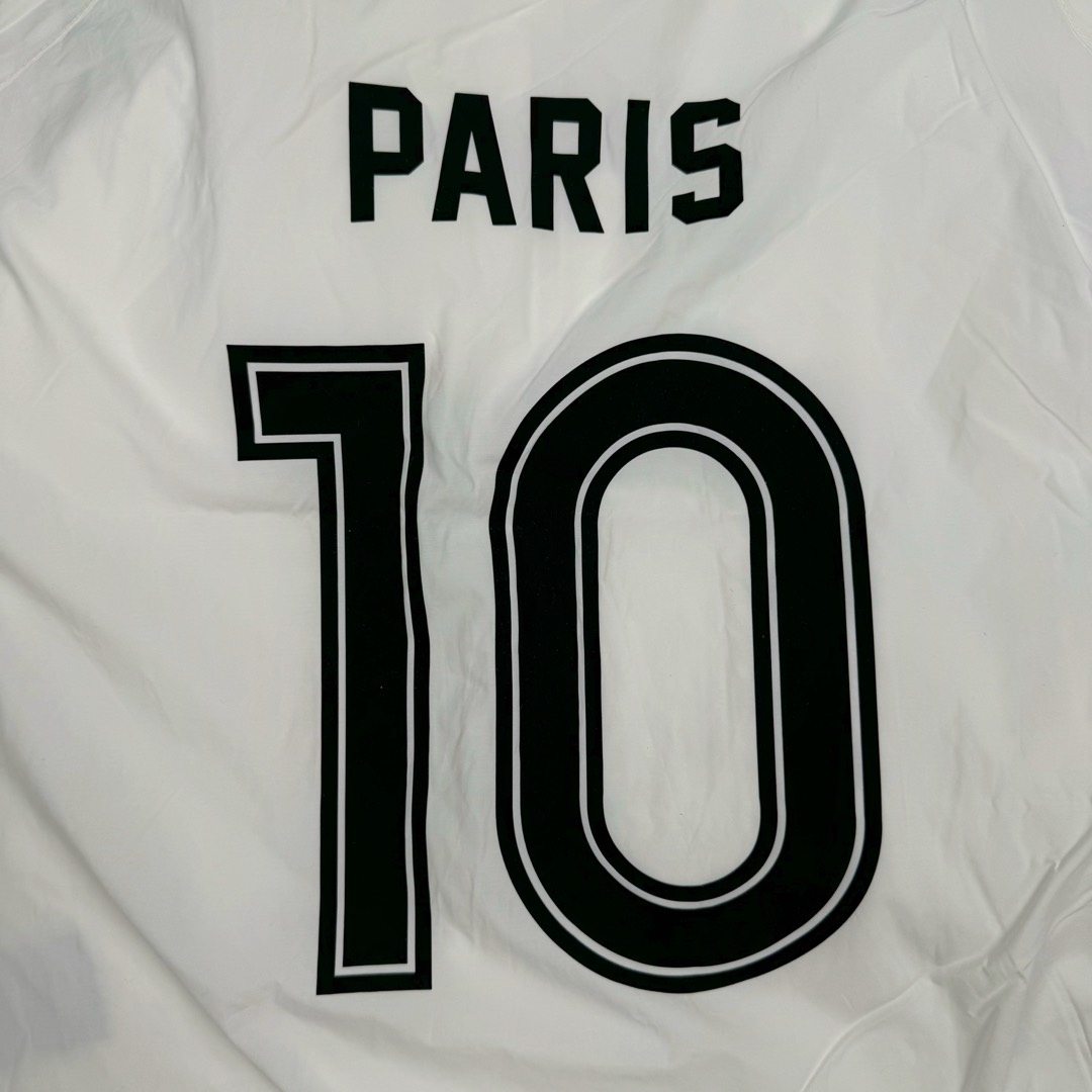 图片[11]-＃GD广顶 Balenciaga Soccer SS24 巴黎世家字母印花拉链立领长袖夹克外套 常规版型 曼联10号风衣 采用【高支高密锦棉混纺面料】 里布采用【32s精梳棉平纹布】【克重160g】【日本进口田岛绣花机】刺绣 前幅+左右袖均采用【锦纶材质哑光绣线】前后幅采用【DTF白墨烫画膜材料】扫描Y版花型做花稿【激光烧花】切割材料 裁片【手工扫粉定位】【高温压烫机正反各热压一次】成型前幅字母组成【还原花效果】前中配套【上下拉胶牙开尾拉链】尺码：XS S M L-选品中心