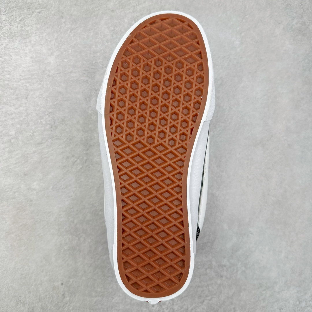 图片[9]-Vans Knu Skool DR 黑白 “DR新系列面包鞋，个性十足”DR新款是对90年代经典风格的重新诠释，Vans将现在的Knu Skool的“宽大”特点进一步放大，将携带空改为了极具现代风格的D形鞋带孔，并选用更宽的鞋带绑定鞋身! 尺码：35 36 36.5 37 38 38.5 39 40 40.5 41 42 42.5 43 44 45 工艺：硫化1：1（重量1：1、真标、原钢印、材质标、鞋型标、合格证）-选品中心