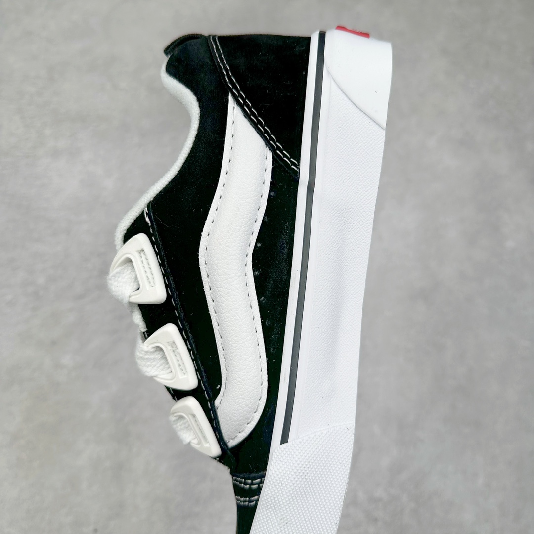 图片[7]-Vans Knu Skool DR 黑白 “DR新系列面包鞋，个性十足”DR新款是对90年代经典风格的重新诠释，Vans将现在的Knu Skool的“宽大”特点进一步放大，将携带空改为了极具现代风格的D形鞋带孔，并选用更宽的鞋带绑定鞋身! 尺码：35 36 36.5 37 38 38.5 39 40 40.5 41 42 42.5 43 44 45 工艺：硫化1：1（重量1：1、真标、原钢印、材质标、鞋型标、合格证）-选品中心
