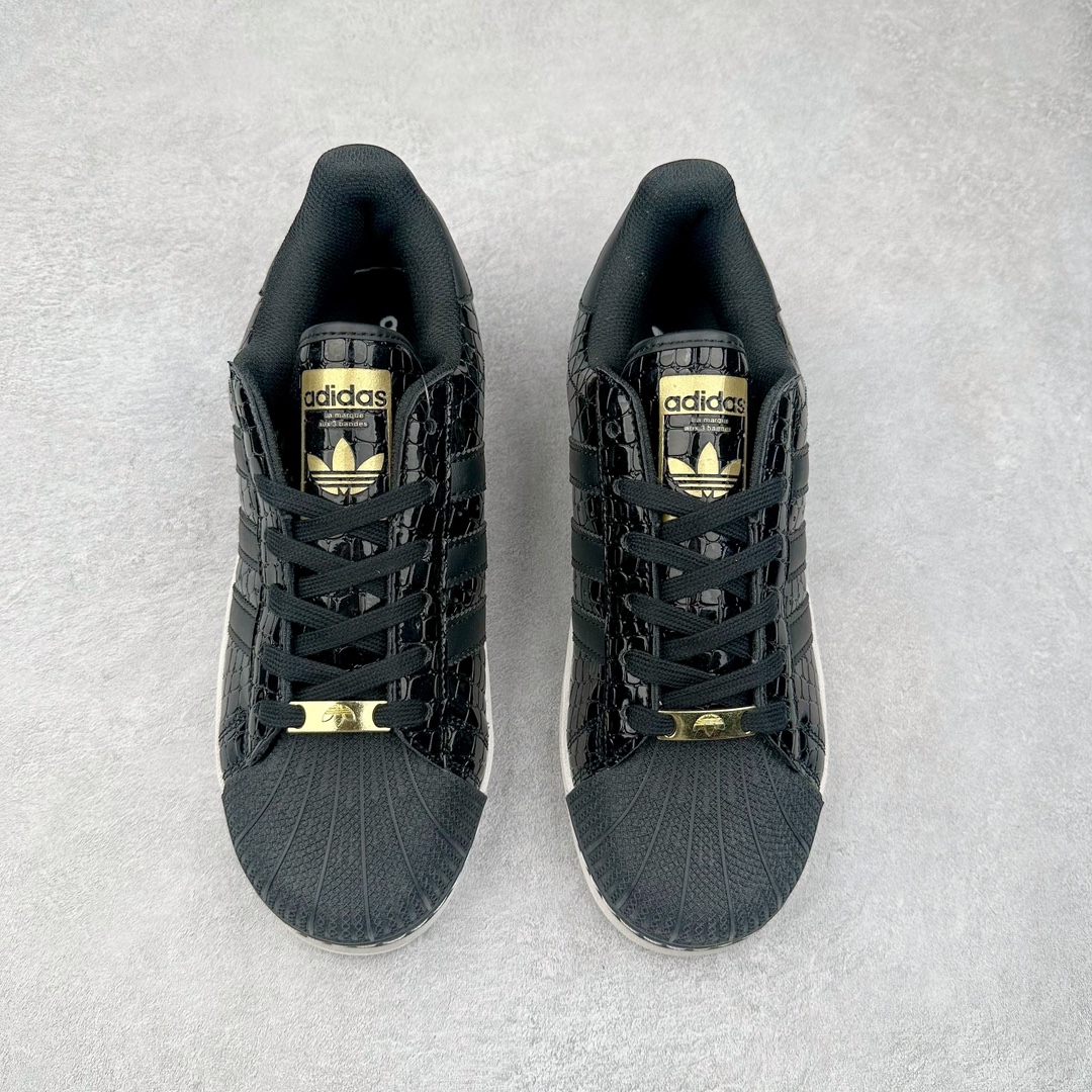 图片[2]-AD Originals Superstar 经典复古贝壳头厚底板鞋 IE5195 诞生于1969年 是第一双将全皮面鞋 身与橡胶鞋头结合在一起的低帮篮球鞋 Superstar最开始 是作为高帮篮球鞋Pro Model的低帮版本而出现的 但因为其独特和醒目的橡胶鞋头造型而让大家熟知 被大家形象地称为\\\”shelltoe\\\”贝壳头 在70年代的美国职业篮球场上 接近3/4的NBA球员都将这双Superstar作为场上用鞋 80年代之后 经过不断的改良和发展 Superstar逐渐成为横跨时装、音乐、街头文化、休闲和运动等各大领域的时尚潮鞋 尺码：35.5 36 36.5 37 38 38.5 39 40 40.5 41 42 42.5 43 44 44.5 45-选品中心