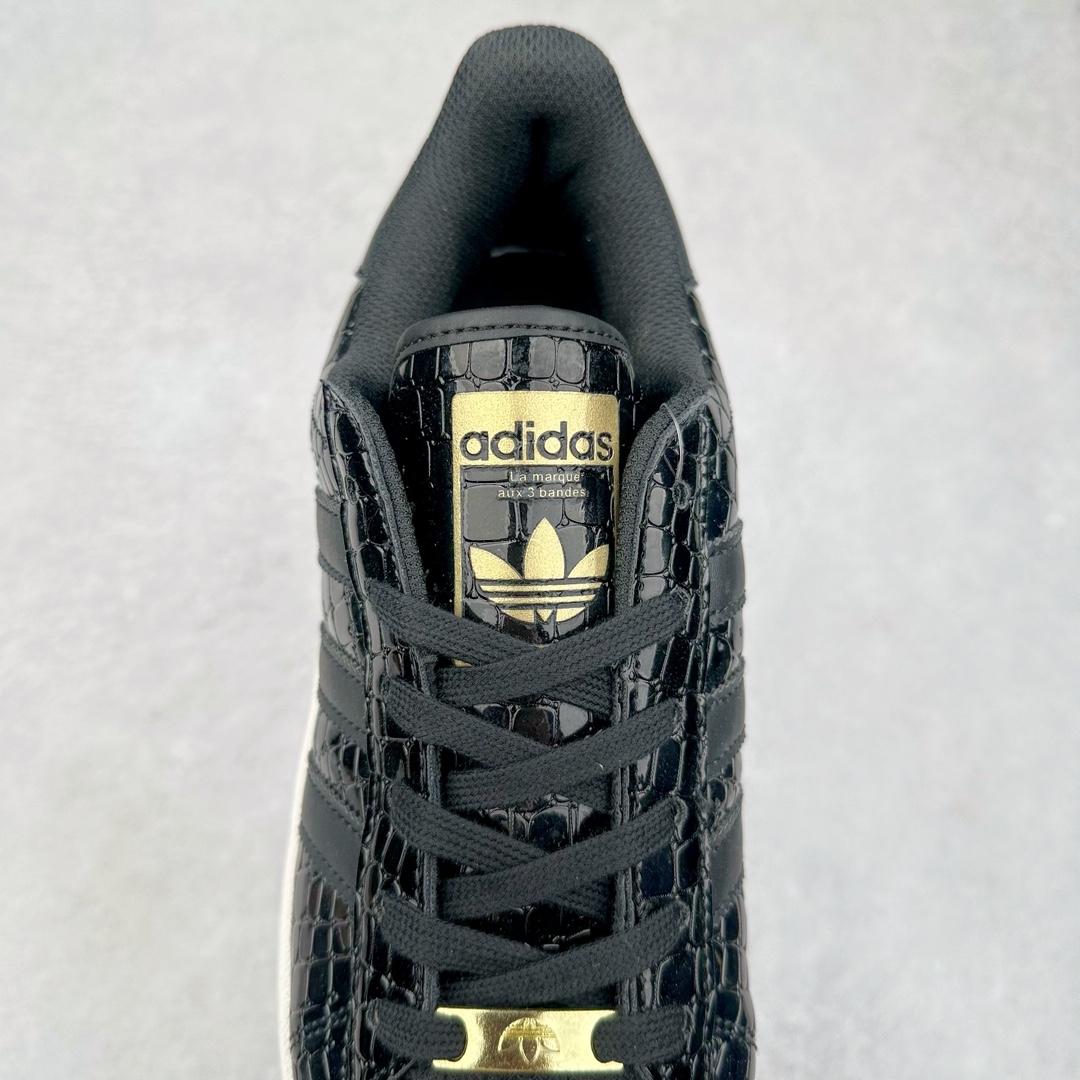 图片[5]-AD Originals Superstar 经典复古贝壳头厚底板鞋 IE5195 诞生于1969年 是第一双将全皮面鞋 身与橡胶鞋头结合在一起的低帮篮球鞋 Superstar最开始 是作为高帮篮球鞋Pro Model的低帮版本而出现的 但因为其独特和醒目的橡胶鞋头造型而让大家熟知 被大家形象地称为\\\”shelltoe\\\”贝壳头 在70年代的美国职业篮球场上 接近3/4的NBA球员都将这双Superstar作为场上用鞋 80年代之后 经过不断的改良和发展 Superstar逐渐成为横跨时装、音乐、街头文化、休闲和运动等各大领域的时尚潮鞋 尺码：35.5 36 36.5 37 38 38.5 39 40 40.5 41 42 42.5 43 44 44.5 45-选品中心