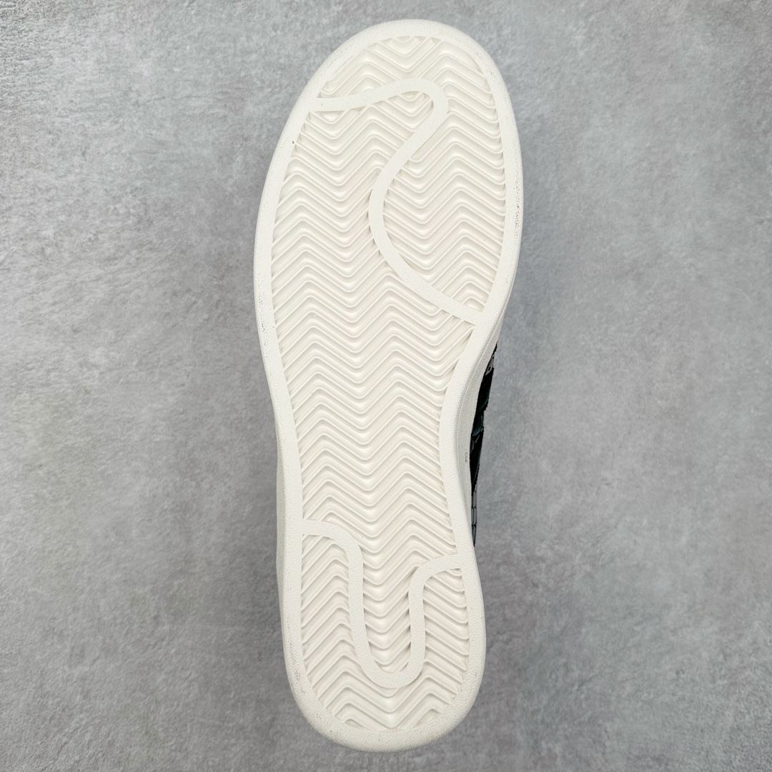 图片[9]-AD Originals Superstar 经典复古贝壳头厚底板鞋 IE5195 诞生于1969年 是第一双将全皮面鞋 身与橡胶鞋头结合在一起的低帮篮球鞋 Superstar最开始 是作为高帮篮球鞋Pro Model的低帮版本而出现的 但因为其独特和醒目的橡胶鞋头造型而让大家熟知 被大家形象地称为\\\”shelltoe\\\”贝壳头 在70年代的美国职业篮球场上 接近3/4的NBA球员都将这双Superstar作为场上用鞋 80年代之后 经过不断的改良和发展 Superstar逐渐成为横跨时装、音乐、街头文化、休闲和运动等各大领域的时尚潮鞋 尺码：35.5 36 36.5 37 38 38.5 39 40 40.5 41 42 42.5 43 44 44.5 45-选品中心