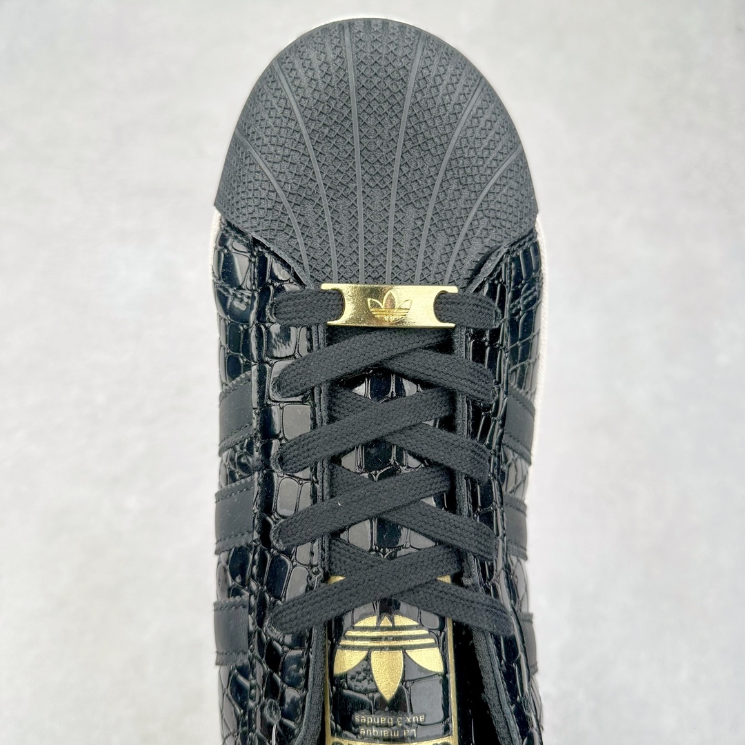 图片[4]-AD Originals Superstar 经典复古贝壳头厚底板鞋 IE5195 诞生于1969年 是第一双将全皮面鞋 身与橡胶鞋头结合在一起的低帮篮球鞋 Superstar最开始 是作为高帮篮球鞋Pro Model的低帮版本而出现的 但因为其独特和醒目的橡胶鞋头造型而让大家熟知 被大家形象地称为\\\”shelltoe\\\”贝壳头 在70年代的美国职业篮球场上 接近3/4的NBA球员都将这双Superstar作为场上用鞋 80年代之后 经过不断的改良和发展 Superstar逐渐成为横跨时装、音乐、街头文化、休闲和运动等各大领域的时尚潮鞋 尺码：35.5 36 36.5 37 38 38.5 39 40 40.5 41 42 42.5 43 44 44.5 45-选品中心