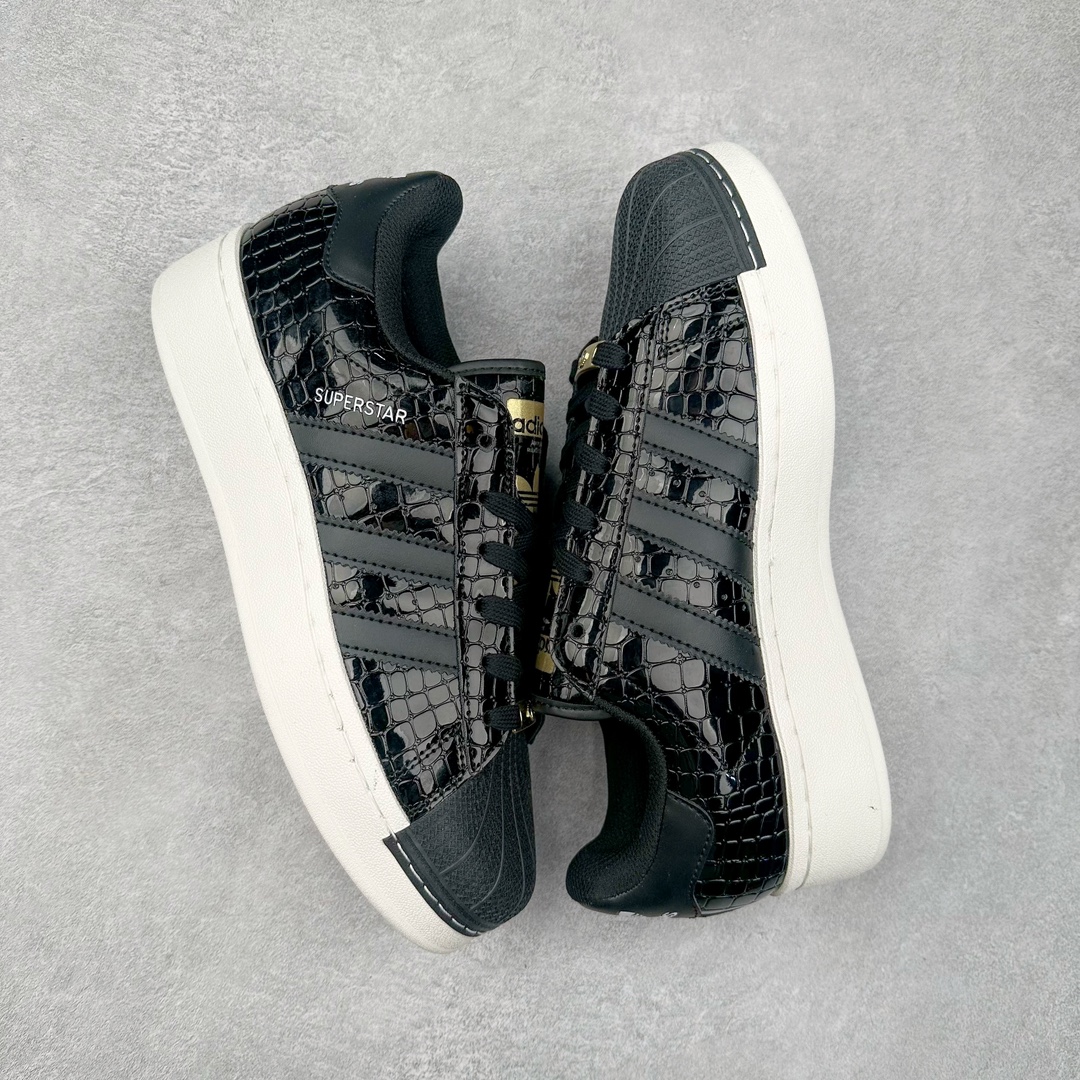 图片[3]-AD Originals Superstar 经典复古贝壳头厚底板鞋 IE5195 诞生于1969年 是第一双将全皮面鞋 身与橡胶鞋头结合在一起的低帮篮球鞋 Superstar最开始 是作为高帮篮球鞋Pro Model的低帮版本而出现的 但因为其独特和醒目的橡胶鞋头造型而让大家熟知 被大家形象地称为\\\”shelltoe\\\”贝壳头 在70年代的美国职业篮球场上 接近3/4的NBA球员都将这双Superstar作为场上用鞋 80年代之后 经过不断的改良和发展 Superstar逐渐成为横跨时装、音乐、街头文化、休闲和运动等各大领域的时尚潮鞋 尺码：35.5 36 36.5 37 38 38.5 39 40 40.5 41 42 42.5 43 44 44.5 45-选品中心