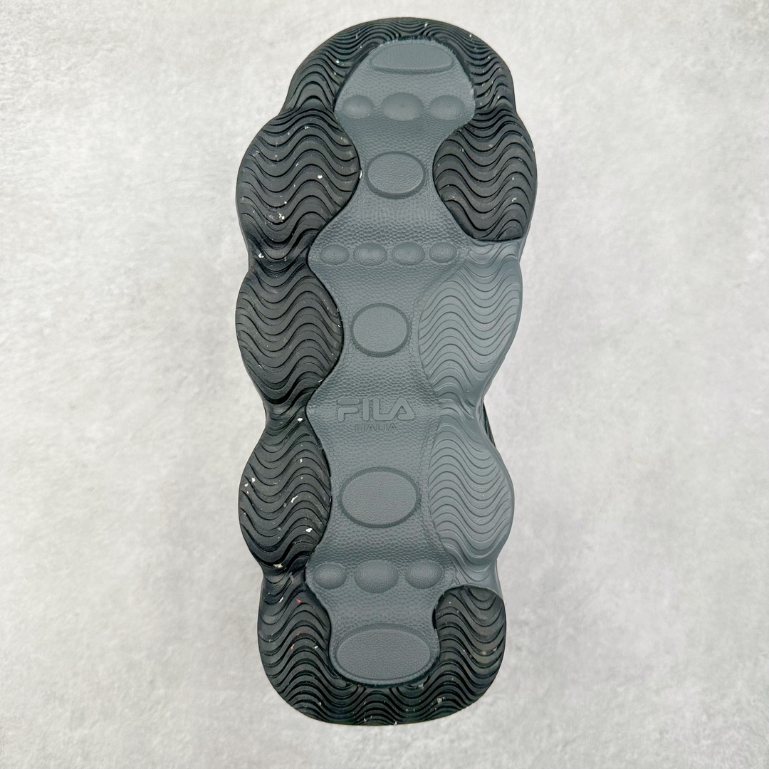 图片[9]-FILA PEASE 斐乐豌豆鞋舒适百搭防滑耐磨低帮生活休闲鞋老爹鞋 FILA的植物系穿搭深谙潮流之道，Clean-Fit的清新风格深深影响着City Boys & Girls。豌豆鞋的外观可谓一眼入魂，设计灵感来源于豌豆荚碱水面包，在鞋廓形保留薄款面包鞋DNA的基础上，发展并创新“面包鞋”风格，如垂挂豆子的鞋面，双层双色中底的鞋底都为这双鞋增添了独特的辨识度。独有的圆鼓豌豆形鞋面设计，鞋面革料做鼓，犹如一颗颗垂挂的豆子，圆润可爱，充满趣味；双层豌豆荚中底设计上层轻能发泡豆荚，下层柔能发泡豌豆形中底，打造圆润软弹、形象有趣的豌豆荚中底。饱满的外形带来温暖质感，上脚圆润，凸显腿部线条，时尚百搭。作为今年秋冬的出街鞋款，实在太合适不过了。豌豆鞋不仅外观令人过目不忘，并且脚感出众，独家的发泡材料提供了轻质软弹的舒适度，即便日行两万步也不会觉得疲惫，同时适应各种穿着场合，轻松搭配各种服饰。尺码：36 36.5 37.5 38 38.5 39 40 40.5 41 42 42.5 43 44 44.5 45-选品中心