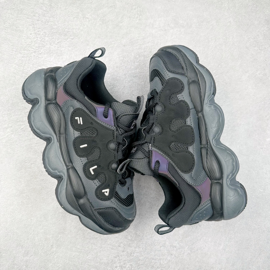 图片[3]-FILA PEASE 斐乐豌豆鞋舒适百搭防滑耐磨低帮生活休闲鞋老爹鞋 FILA的植物系穿搭深谙潮流之道，Clean-Fit的清新风格深深影响着City Boys & Girls。豌豆鞋的外观可谓一眼入魂，设计灵感来源于豌豆荚碱水面包，在鞋廓形保留薄款面包鞋DNA的基础上，发展并创新“面包鞋”风格，如垂挂豆子的鞋面，双层双色中底的鞋底都为这双鞋增添了独特的辨识度。独有的圆鼓豌豆形鞋面设计，鞋面革料做鼓，犹如一颗颗垂挂的豆子，圆润可爱，充满趣味；双层豌豆荚中底设计上层轻能发泡豆荚，下层柔能发泡豌豆形中底，打造圆润软弹、形象有趣的豌豆荚中底。饱满的外形带来温暖质感，上脚圆润，凸显腿部线条，时尚百搭。作为今年秋冬的出街鞋款，实在太合适不过了。豌豆鞋不仅外观令人过目不忘，并且脚感出众，独家的发泡材料提供了轻质软弹的舒适度，即便日行两万步也不会觉得疲惫，同时适应各种穿着场合，轻松搭配各种服饰。尺码：36 36.5 37.5 38 38.5 39 40 40.5 41 42 42.5 43 44 44.5 45-选品中心