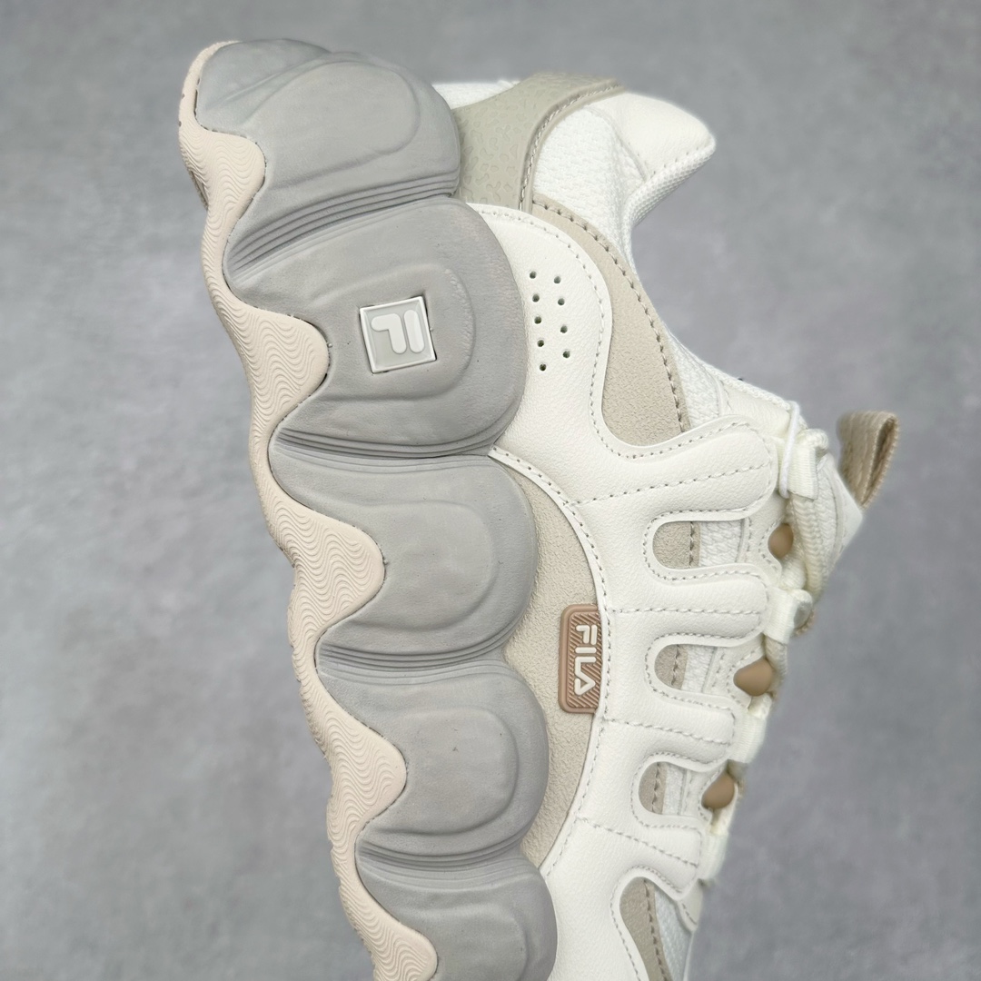 图片[6]-FILA PEASE 斐乐豌豆鞋舒适百搭防滑耐磨低帮生活休闲鞋老爹鞋 FILA的植物系穿搭深谙潮流之道，Clean-Fit的清新风格深深影响着City Boys & Girls。豌豆鞋的外观可谓一眼入魂，设计灵感来源于豌豆荚碱水面包，在鞋廓形保留薄款面包鞋DNA的基础上，发展并创新“面包鞋”风格，如垂挂豆子的鞋面，双层双色中底的鞋底都为这双鞋增添了独特的辨识度。独有的圆鼓豌豆形鞋面设计，鞋面革料做鼓，犹如一颗颗垂挂的豆子，圆润可爱，充满趣味；双层豌豆荚中底设计上层轻能发泡豆荚，下层柔能发泡豌豆形中底，打造圆润软弹、形象有趣的豌豆荚中底。饱满的外形带来温暖质感，上脚圆润，凸显腿部线条，时尚百搭。作为今年秋冬的出街鞋款，实在太合适不过了。豌豆鞋不仅外观令人过目不忘，并且脚感出众，独家的发泡材料提供了轻质软弹的舒适度，即便日行两万步也不会觉得疲惫，同时适应各种穿着场合，轻松搭配各种服饰。尺码：36 36.5 37.5 38 38.5 39 40 40.5 41 42 42.5 43 44 44.5 45-选品中心