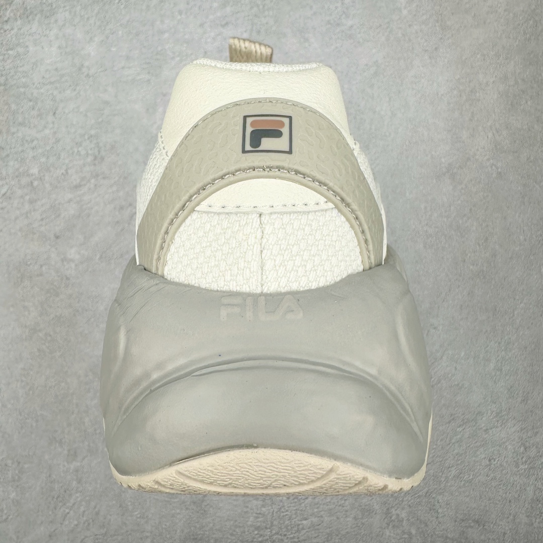 图片[8]-FILA PEASE 斐乐豌豆鞋舒适百搭防滑耐磨低帮生活休闲鞋老爹鞋 FILA的植物系穿搭深谙潮流之道，Clean-Fit的清新风格深深影响着City Boys & Girls。豌豆鞋的外观可谓一眼入魂，设计灵感来源于豌豆荚碱水面包，在鞋廓形保留薄款面包鞋DNA的基础上，发展并创新“面包鞋”风格，如垂挂豆子的鞋面，双层双色中底的鞋底都为这双鞋增添了独特的辨识度。独有的圆鼓豌豆形鞋面设计，鞋面革料做鼓，犹如一颗颗垂挂的豆子，圆润可爱，充满趣味；双层豌豆荚中底设计上层轻能发泡豆荚，下层柔能发泡豌豆形中底，打造圆润软弹、形象有趣的豌豆荚中底。饱满的外形带来温暖质感，上脚圆润，凸显腿部线条，时尚百搭。作为今年秋冬的出街鞋款，实在太合适不过了。豌豆鞋不仅外观令人过目不忘，并且脚感出众，独家的发泡材料提供了轻质软弹的舒适度，即便日行两万步也不会觉得疲惫，同时适应各种穿着场合，轻松搭配各种服饰。尺码：36 36.5 37.5 38 38.5 39 40 40.5 41 42 42.5 43 44 44.5 45-选品中心