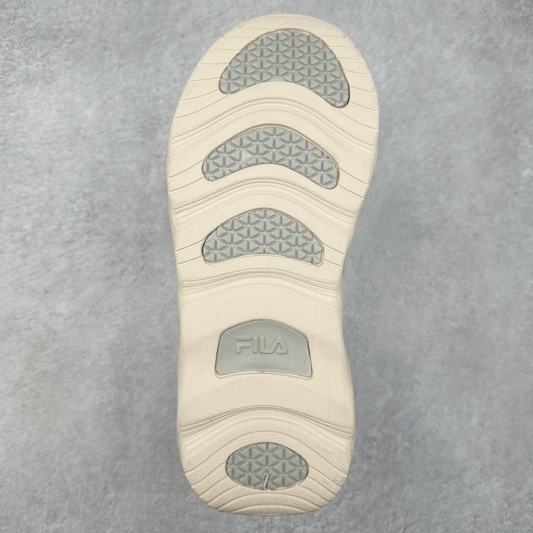 图片[9]-FILA PEASE 斐乐豌豆鞋舒适百搭防滑耐磨低帮生活休闲鞋老爹鞋 FILA的植物系穿搭深谙潮流之道，Clean-Fit的清新风格深深影响着City Boys & Girls。豌豆鞋的外观可谓一眼入魂，设计灵感来源于豌豆荚碱水面包，在鞋廓形保留薄款面包鞋DNA的基础上，发展并创新“面包鞋”风格，如垂挂豆子的鞋面，双层双色中底的鞋底都为这双鞋增添了独特的辨识度。独有的圆鼓豌豆形鞋面设计，鞋面革料做鼓，犹如一颗颗垂挂的豆子，圆润可爱，充满趣味；双层豌豆荚中底设计上层轻能发泡豆荚，下层柔能发泡豌豆形中底，打造圆润软弹、形象有趣的豌豆荚中底。饱满的外形带来温暖质感，上脚圆润，凸显腿部线条，时尚百搭。作为今年秋冬的出街鞋款，实在太合适不过了。豌豆鞋不仅外观令人过目不忘，并且脚感出众，独家的发泡材料提供了轻质软弹的舒适度，即便日行两万步也不会觉得疲惫，同时适应各种穿着场合，轻松搭配各种服饰。尺码：36 36.5 37.5 38 38.5 39 40 40.5 41 42 42.5 43 44 44.5 45-选品中心