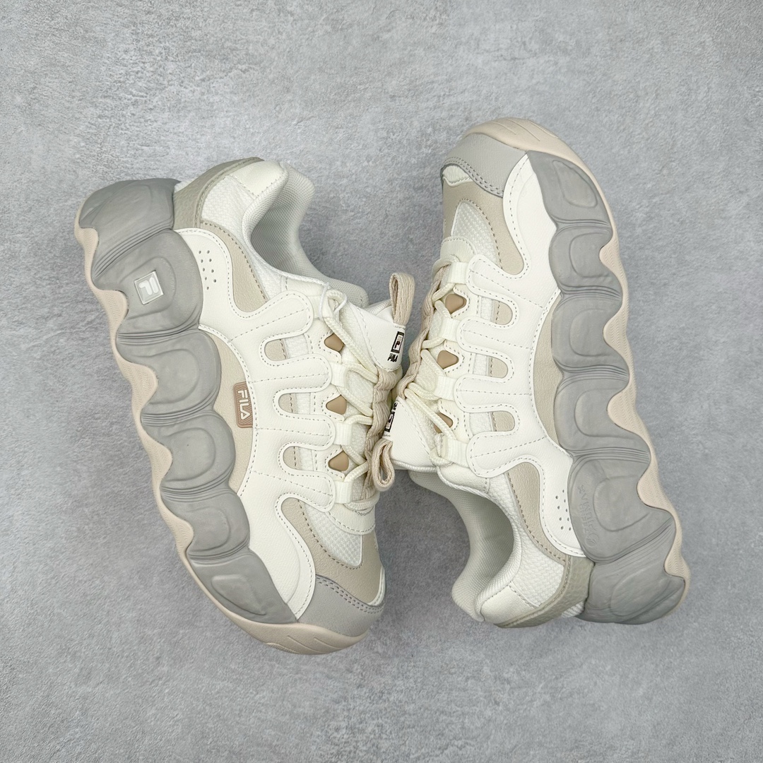 图片[3]-FILA PEASE 斐乐豌豆鞋舒适百搭防滑耐磨低帮生活休闲鞋老爹鞋 FILA的植物系穿搭深谙潮流之道，Clean-Fit的清新风格深深影响着City Boys & Girls。豌豆鞋的外观可谓一眼入魂，设计灵感来源于豌豆荚碱水面包，在鞋廓形保留薄款面包鞋DNA的基础上，发展并创新“面包鞋”风格，如垂挂豆子的鞋面，双层双色中底的鞋底都为这双鞋增添了独特的辨识度。独有的圆鼓豌豆形鞋面设计，鞋面革料做鼓，犹如一颗颗垂挂的豆子，圆润可爱，充满趣味；双层豌豆荚中底设计上层轻能发泡豆荚，下层柔能发泡豌豆形中底，打造圆润软弹、形象有趣的豌豆荚中底。饱满的外形带来温暖质感，上脚圆润，凸显腿部线条，时尚百搭。作为今年秋冬的出街鞋款，实在太合适不过了。豌豆鞋不仅外观令人过目不忘，并且脚感出众，独家的发泡材料提供了轻质软弹的舒适度，即便日行两万步也不会觉得疲惫，同时适应各种穿着场合，轻松搭配各种服饰。尺码：36 36.5 37.5 38 38.5 39 40 40.5 41 42 42.5 43 44 44.5 45-选品中心