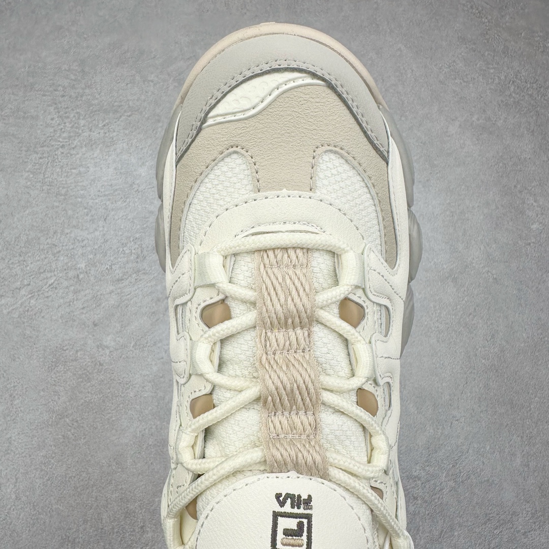 图片[4]-FILA PEASE 斐乐豌豆鞋舒适百搭防滑耐磨低帮生活休闲鞋老爹鞋 FILA的植物系穿搭深谙潮流之道，Clean-Fit的清新风格深深影响着City Boys & Girls。豌豆鞋的外观可谓一眼入魂，设计灵感来源于豌豆荚碱水面包，在鞋廓形保留薄款面包鞋DNA的基础上，发展并创新“面包鞋”风格，如垂挂豆子的鞋面，双层双色中底的鞋底都为这双鞋增添了独特的辨识度。独有的圆鼓豌豆形鞋面设计，鞋面革料做鼓，犹如一颗颗垂挂的豆子，圆润可爱，充满趣味；双层豌豆荚中底设计上层轻能发泡豆荚，下层柔能发泡豌豆形中底，打造圆润软弹、形象有趣的豌豆荚中底。饱满的外形带来温暖质感，上脚圆润，凸显腿部线条，时尚百搭。作为今年秋冬的出街鞋款，实在太合适不过了。豌豆鞋不仅外观令人过目不忘，并且脚感出众，独家的发泡材料提供了轻质软弹的舒适度，即便日行两万步也不会觉得疲惫，同时适应各种穿着场合，轻松搭配各种服饰。尺码：36 36.5 37.5 38 38.5 39 40 40.5 41 42 42.5 43 44 44.5 45-选品中心