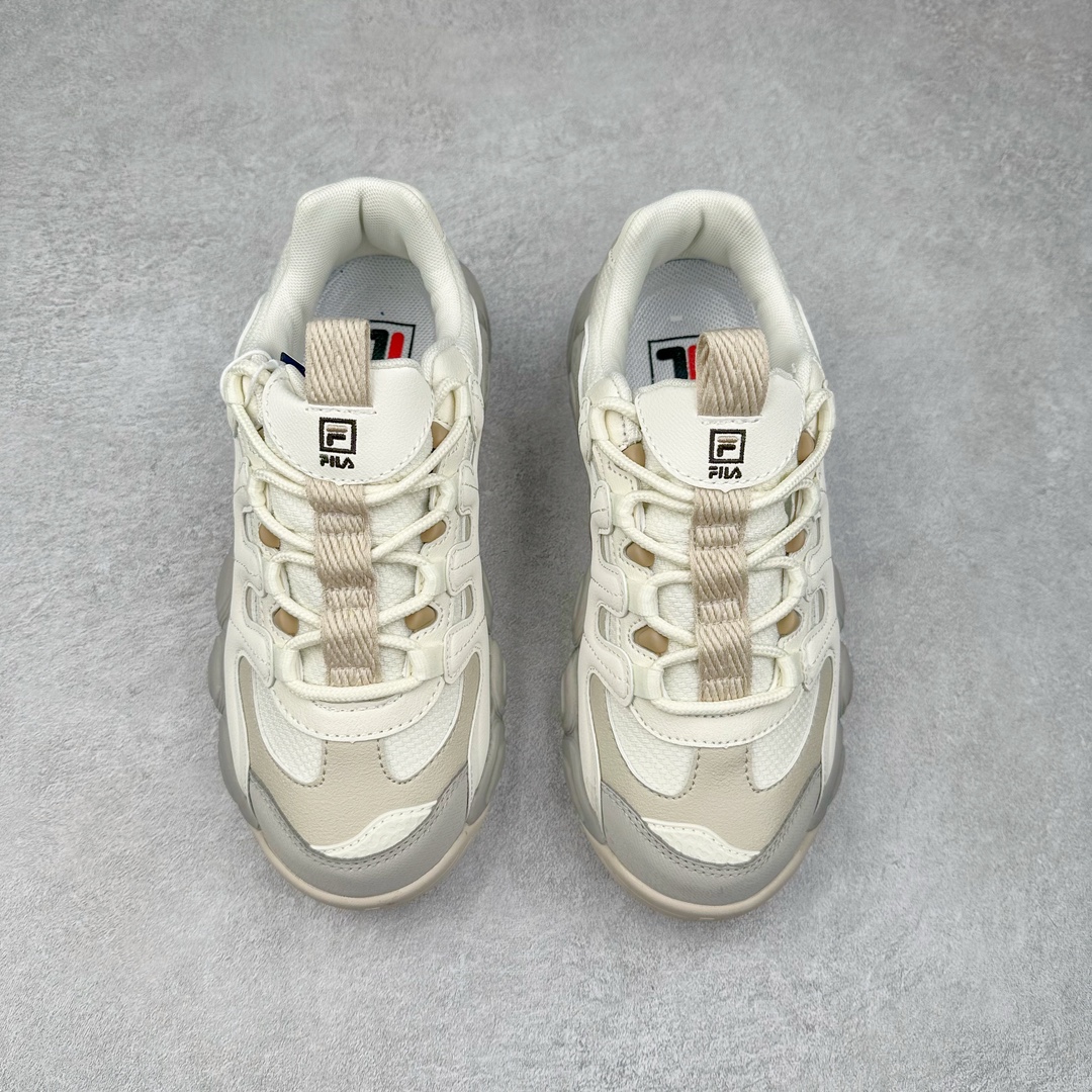 图片[2]-FILA PEASE 斐乐豌豆鞋舒适百搭防滑耐磨低帮生活休闲鞋老爹鞋 FILA的植物系穿搭深谙潮流之道，Clean-Fit的清新风格深深影响着City Boys & Girls。豌豆鞋的外观可谓一眼入魂，设计灵感来源于豌豆荚碱水面包，在鞋廓形保留薄款面包鞋DNA的基础上，发展并创新“面包鞋”风格，如垂挂豆子的鞋面，双层双色中底的鞋底都为这双鞋增添了独特的辨识度。独有的圆鼓豌豆形鞋面设计，鞋面革料做鼓，犹如一颗颗垂挂的豆子，圆润可爱，充满趣味；双层豌豆荚中底设计上层轻能发泡豆荚，下层柔能发泡豌豆形中底，打造圆润软弹、形象有趣的豌豆荚中底。饱满的外形带来温暖质感，上脚圆润，凸显腿部线条，时尚百搭。作为今年秋冬的出街鞋款，实在太合适不过了。豌豆鞋不仅外观令人过目不忘，并且脚感出众，独家的发泡材料提供了轻质软弹的舒适度，即便日行两万步也不会觉得疲惫，同时适应各种穿着场合，轻松搭配各种服饰。尺码：36 36.5 37.5 38 38.5 39 40 40.5 41 42 42.5 43 44 44.5 45-选品中心