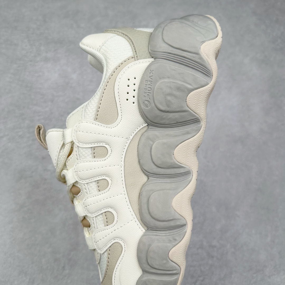 图片[7]-FILA PEASE 斐乐豌豆鞋舒适百搭防滑耐磨低帮生活休闲鞋老爹鞋 FILA的植物系穿搭深谙潮流之道，Clean-Fit的清新风格深深影响着City Boys & Girls。豌豆鞋的外观可谓一眼入魂，设计灵感来源于豌豆荚碱水面包，在鞋廓形保留薄款面包鞋DNA的基础上，发展并创新“面包鞋”风格，如垂挂豆子的鞋面，双层双色中底的鞋底都为这双鞋增添了独特的辨识度。独有的圆鼓豌豆形鞋面设计，鞋面革料做鼓，犹如一颗颗垂挂的豆子，圆润可爱，充满趣味；双层豌豆荚中底设计上层轻能发泡豆荚，下层柔能发泡豌豆形中底，打造圆润软弹、形象有趣的豌豆荚中底。饱满的外形带来温暖质感，上脚圆润，凸显腿部线条，时尚百搭。作为今年秋冬的出街鞋款，实在太合适不过了。豌豆鞋不仅外观令人过目不忘，并且脚感出众，独家的发泡材料提供了轻质软弹的舒适度，即便日行两万步也不会觉得疲惫，同时适应各种穿着场合，轻松搭配各种服饰。尺码：36 36.5 37.5 38 38.5 39 40 40.5 41 42 42.5 43 44 44.5 45-选品中心