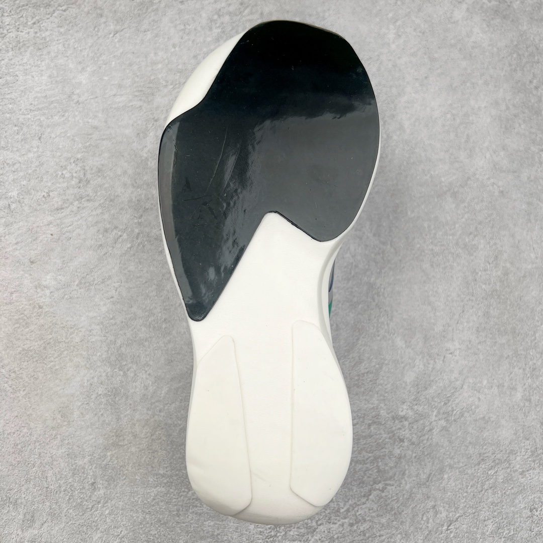 图片[9]-AD Adizero Eva SL M 零度进化版系列低帮轻便透气竞速休闲运动慢跑鞋 JQ3642 相信大家对去年 adidas 横空出世的「顶级超跑」adiZero Adios Pro EVO 1 记忆犹新！不仅登顶阿迪史上最轻跑鞋宝座，更在接下来的全球马拉松赛事中，持续书写着惊人成绩，被网友戏称新一代「阿迪神鞋」全网刷屏！极简设计语言与强烈速度感和存在感的鞋侧三线，让人过目不忘，特别种草！其中定位于中长跑训练的 adidas Adizero Evo SL，整体外观造型与 adiZero Adios Pro EVO 1 非常相似。中底配置方面搭载全掌 Lightstrike Pro，鞋面采用透气网面示人，契合日常训练鞋的定位，更加耐用。外底给到了马牌橡胶，及类似上代竞速旗舰 adidas Adizero Adios Pro 3 区域分布。整体看下来无论是外观的鲜明辨识度，还是配置的扎实程度都很顶。尺码：36 36⅔ 37⅓ 38 38⅔ 39⅓ 40 40⅔ 41⅓ 42 42⅔ 43⅓ 44 45-选品中心