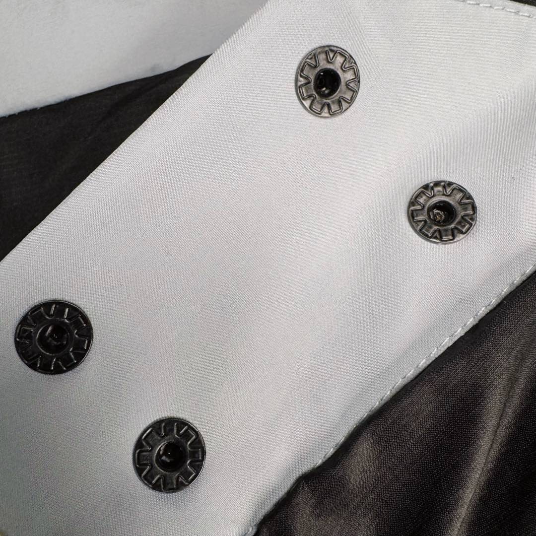 图片[20]-＃TZD Arcteryx Macai JACKET GORE-TEX Logo 始祖鸟徽标防水保暖连帽滑雪羽绒服 开发时间七个月之久 算是功能性雪地运动天花板的存在 衣服任意细节不惧对比 有比我好包退 全衣48道以上工序 可以理解为加了羽绒内胆的Sv硬壳冲锋衣 但不臃肿 重点说下刺绣 市面绣白线的为一眼假 ZP为灰色绣线(百灵达航机➕高士线) 原厂Gox 3L面料 灰鹅绒 风雪裙 是件真正可以驰骋各大雪场的硬东西 尺码：XS-S-M-L-XL-XXL-选品中心