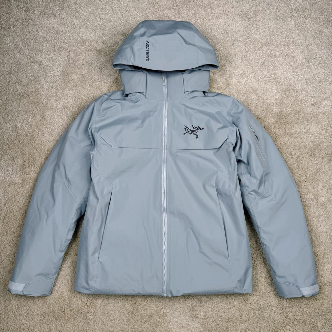 ＃TZD Arcteryx Macai JACKET GORE-TEX Logo 始祖鸟徽标防水保暖连帽滑雪羽绒服 开发时间七个月之久 算是功能性雪地运动天花板的存在 衣服任意细节不惧对比 有比我好包退 全衣48道以上工序 可以理解为加了羽绒内胆的Sv硬壳冲锋衣 但不臃肿 重点说下刺绣 市面绣白线的为一眼假 ZP为灰色绣线(百灵达航机➕高士线) 原厂Gox 3L面料 灰鹅绒 风雪裙 是件真正可以驰骋各大雪场的硬东西 尺码：XS-S-M-L-XL-XXL-选品中心