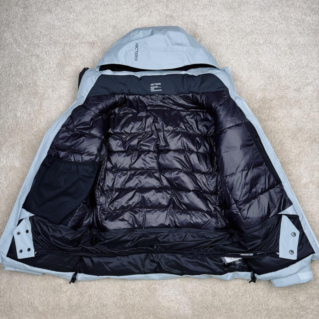 图片[5]-＃TZD Arcteryx Macai JACKET GORE-TEX Logo 始祖鸟徽标防水保暖连帽滑雪羽绒服 开发时间七个月之久 算是功能性雪地运动天花板的存在 衣服任意细节不惧对比 有比我好包退 全衣48道以上工序 可以理解为加了羽绒内胆的Sv硬壳冲锋衣 但不臃肿 重点说下刺绣 市面绣白线的为一眼假 ZP为灰色绣线(百灵达航机➕高士线) 原厂Gox 3L面料 灰鹅绒 风雪裙 是件真正可以驰骋各大雪场的硬东西 尺码：XS-S-M-L-XL-XXL-选品中心