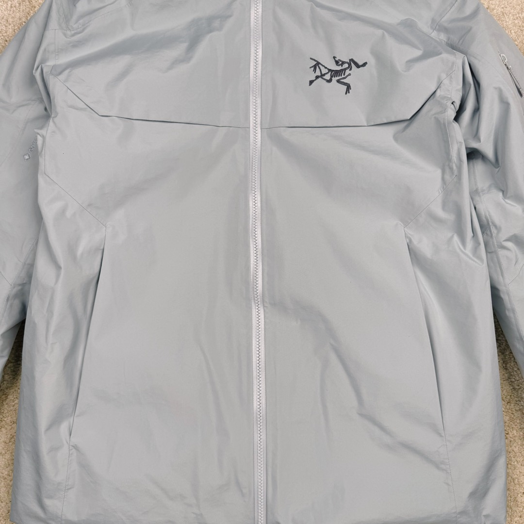 图片[9]-＃TZD Arcteryx Macai JACKET GORE-TEX Logo 始祖鸟徽标防水保暖连帽滑雪羽绒服 开发时间七个月之久 算是功能性雪地运动天花板的存在 衣服任意细节不惧对比 有比我好包退 全衣48道以上工序 可以理解为加了羽绒内胆的Sv硬壳冲锋衣 但不臃肿 重点说下刺绣 市面绣白线的为一眼假 ZP为灰色绣线(百灵达航机➕高士线) 原厂Gox 3L面料 灰鹅绒 风雪裙 是件真正可以驰骋各大雪场的硬东西 尺码：XS-S-M-L-XL-XXL-选品中心