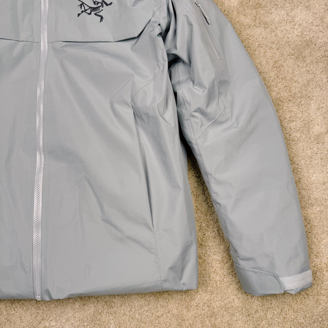 图片[8]-＃TZD Arcteryx Macai JACKET GORE-TEX Logo 始祖鸟徽标防水保暖连帽滑雪羽绒服 开发时间七个月之久 算是功能性雪地运动天花板的存在 衣服任意细节不惧对比 有比我好包退 全衣48道以上工序 可以理解为加了羽绒内胆的Sv硬壳冲锋衣 但不臃肿 重点说下刺绣 市面绣白线的为一眼假 ZP为灰色绣线(百灵达航机➕高士线) 原厂Gox 3L面料 灰鹅绒 风雪裙 是件真正可以驰骋各大雪场的硬东西 尺码：XS-S-M-L-XL-XXL-选品中心