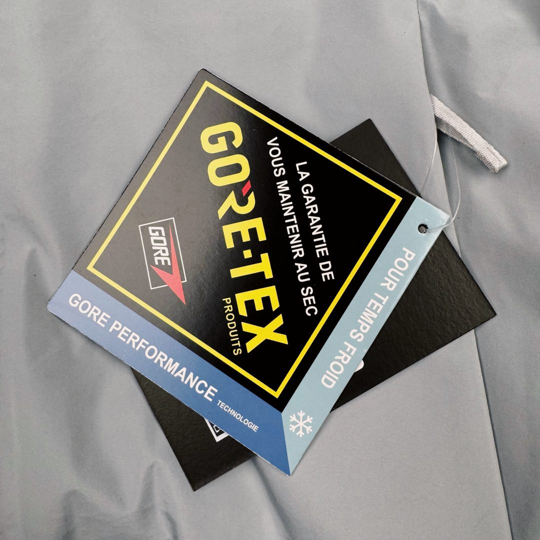 图片[17]-＃TZD Arcteryx Macai JACKET GORE-TEX Logo 始祖鸟徽标防水保暖连帽滑雪羽绒服 开发时间七个月之久 算是功能性雪地运动天花板的存在 衣服任意细节不惧对比 有比我好包退 全衣48道以上工序 可以理解为加了羽绒内胆的Sv硬壳冲锋衣 但不臃肿 重点说下刺绣 市面绣白线的为一眼假 ZP为灰色绣线(百灵达航机➕高士线) 原厂Gox 3L面料 灰鹅绒 风雪裙 是件真正可以驰骋各大雪场的硬东西 尺码：XS-S-M-L-XL-XXL-选品中心