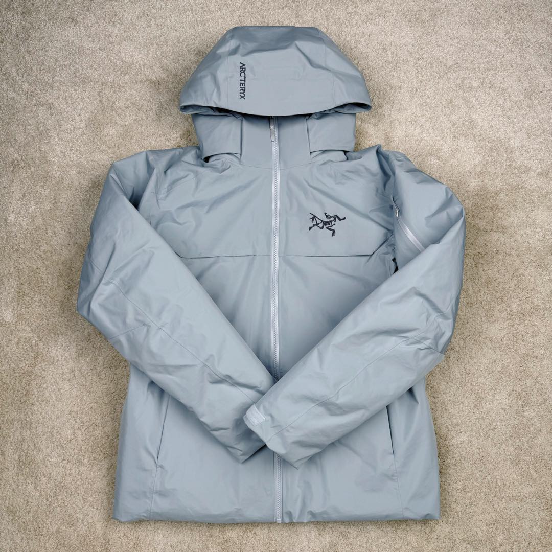 图片[2]-＃TZD Arcteryx Macai JACKET GORE-TEX Logo 始祖鸟徽标防水保暖连帽滑雪羽绒服 开发时间七个月之久 算是功能性雪地运动天花板的存在 衣服任意细节不惧对比 有比我好包退 全衣48道以上工序 可以理解为加了羽绒内胆的Sv硬壳冲锋衣 但不臃肿 重点说下刺绣 市面绣白线的为一眼假 ZP为灰色绣线(百灵达航机➕高士线) 原厂Gox 3L面料 灰鹅绒 风雪裙 是件真正可以驰骋各大雪场的硬东西 尺码：XS-S-M-L-XL-XXL-选品中心