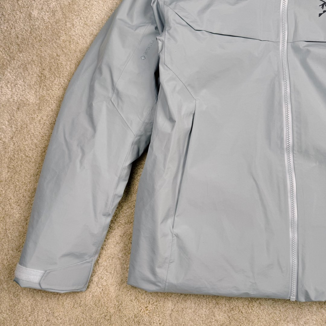 图片[7]-＃TZD Arcteryx Macai JACKET GORE-TEX Logo 始祖鸟徽标防水保暖连帽滑雪羽绒服 开发时间七个月之久 算是功能性雪地运动天花板的存在 衣服任意细节不惧对比 有比我好包退 全衣48道以上工序 可以理解为加了羽绒内胆的Sv硬壳冲锋衣 但不臃肿 重点说下刺绣 市面绣白线的为一眼假 ZP为灰色绣线(百灵达航机➕高士线) 原厂Gox 3L面料 灰鹅绒 风雪裙 是件真正可以驰骋各大雪场的硬东西 尺码：XS-S-M-L-XL-XXL-选品中心