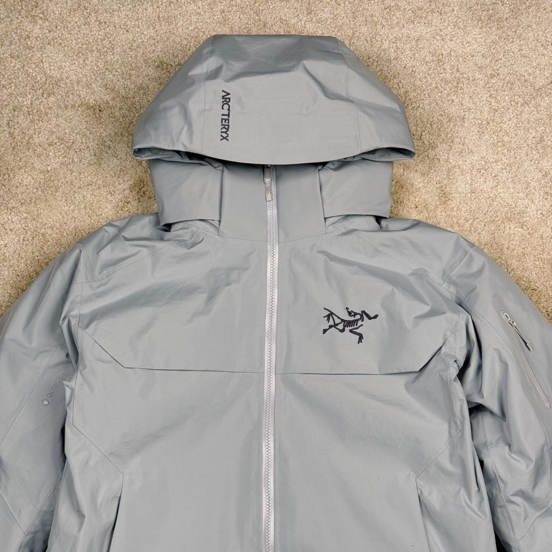 图片[6]-＃TZD Arcteryx Macai JACKET GORE-TEX Logo 始祖鸟徽标防水保暖连帽滑雪羽绒服 开发时间七个月之久 算是功能性雪地运动天花板的存在 衣服任意细节不惧对比 有比我好包退 全衣48道以上工序 可以理解为加了羽绒内胆的Sv硬壳冲锋衣 但不臃肿 重点说下刺绣 市面绣白线的为一眼假 ZP为灰色绣线(百灵达航机➕高士线) 原厂Gox 3L面料 灰鹅绒 风雪裙 是件真正可以驰骋各大雪场的硬东西 尺码：XS-S-M-L-XL-XXL-选品中心