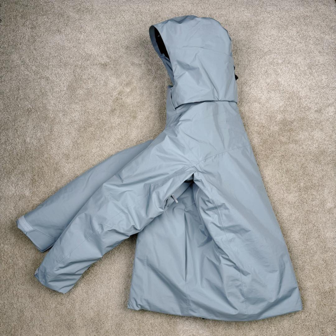 图片[4]-＃TZD Arcteryx Macai JACKET GORE-TEX Logo 始祖鸟徽标防水保暖连帽滑雪羽绒服 开发时间七个月之久 算是功能性雪地运动天花板的存在 衣服任意细节不惧对比 有比我好包退 全衣48道以上工序 可以理解为加了羽绒内胆的Sv硬壳冲锋衣 但不臃肿 重点说下刺绣 市面绣白线的为一眼假 ZP为灰色绣线(百灵达航机➕高士线) 原厂Gox 3L面料 灰鹅绒 风雪裙 是件真正可以驰骋各大雪场的硬东西 尺码：XS-S-M-L-XL-XXL-选品中心