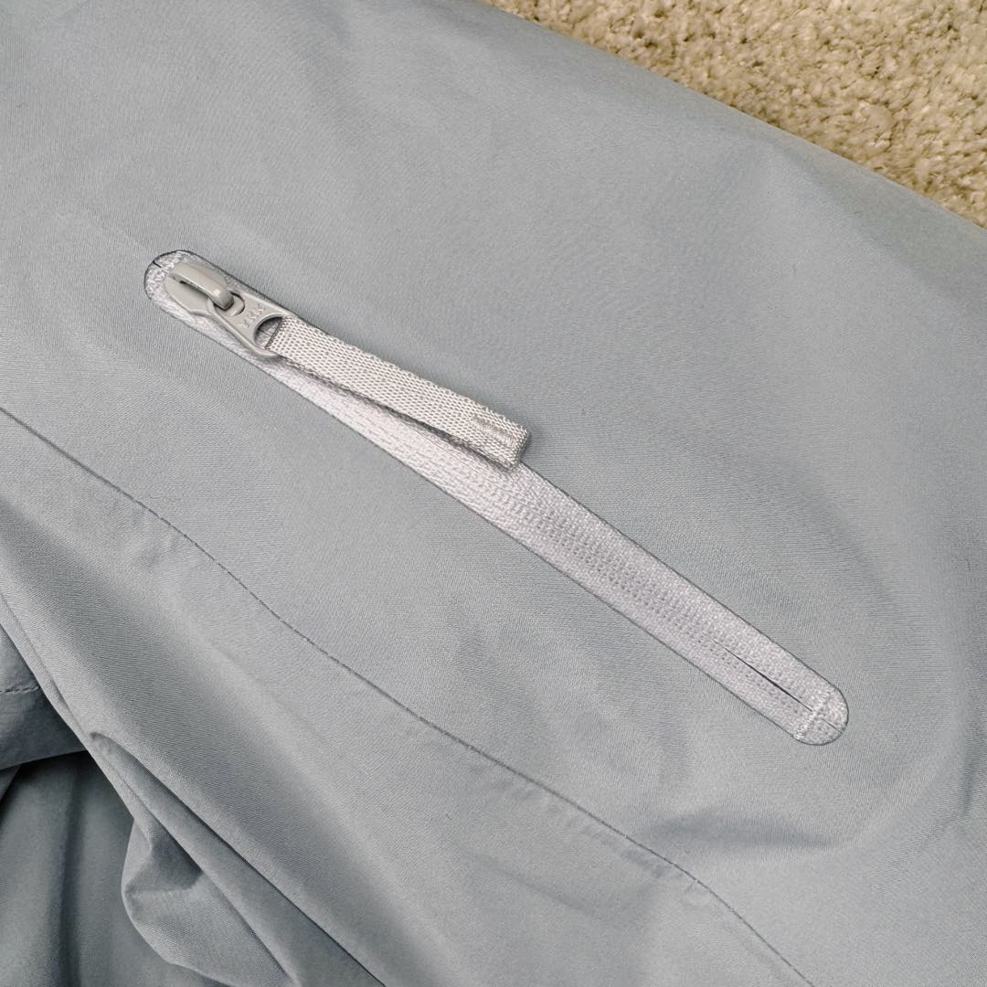 图片[16]-＃TZD Arcteryx Macai JACKET GORE-TEX Logo 始祖鸟徽标防水保暖连帽滑雪羽绒服 开发时间七个月之久 算是功能性雪地运动天花板的存在 衣服任意细节不惧对比 有比我好包退 全衣48道以上工序 可以理解为加了羽绒内胆的Sv硬壳冲锋衣 但不臃肿 重点说下刺绣 市面绣白线的为一眼假 ZP为灰色绣线(百灵达航机➕高士线) 原厂Gox 3L面料 灰鹅绒 风雪裙 是件真正可以驰骋各大雪场的硬东西 尺码：XS-S-M-L-XL-XXL-选品中心