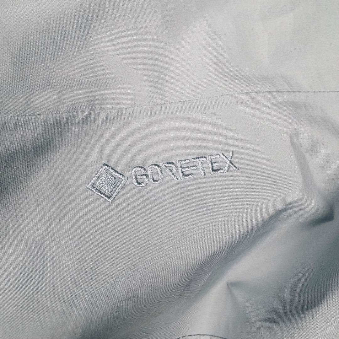 图片[15]-＃TZD Arcteryx Macai JACKET GORE-TEX Logo 始祖鸟徽标防水保暖连帽滑雪羽绒服 开发时间七个月之久 算是功能性雪地运动天花板的存在 衣服任意细节不惧对比 有比我好包退 全衣48道以上工序 可以理解为加了羽绒内胆的Sv硬壳冲锋衣 但不臃肿 重点说下刺绣 市面绣白线的为一眼假 ZP为灰色绣线(百灵达航机➕高士线) 原厂Gox 3L面料 灰鹅绒 风雪裙 是件真正可以驰骋各大雪场的硬东西 尺码：XS-S-M-L-XL-XXL-选品中心