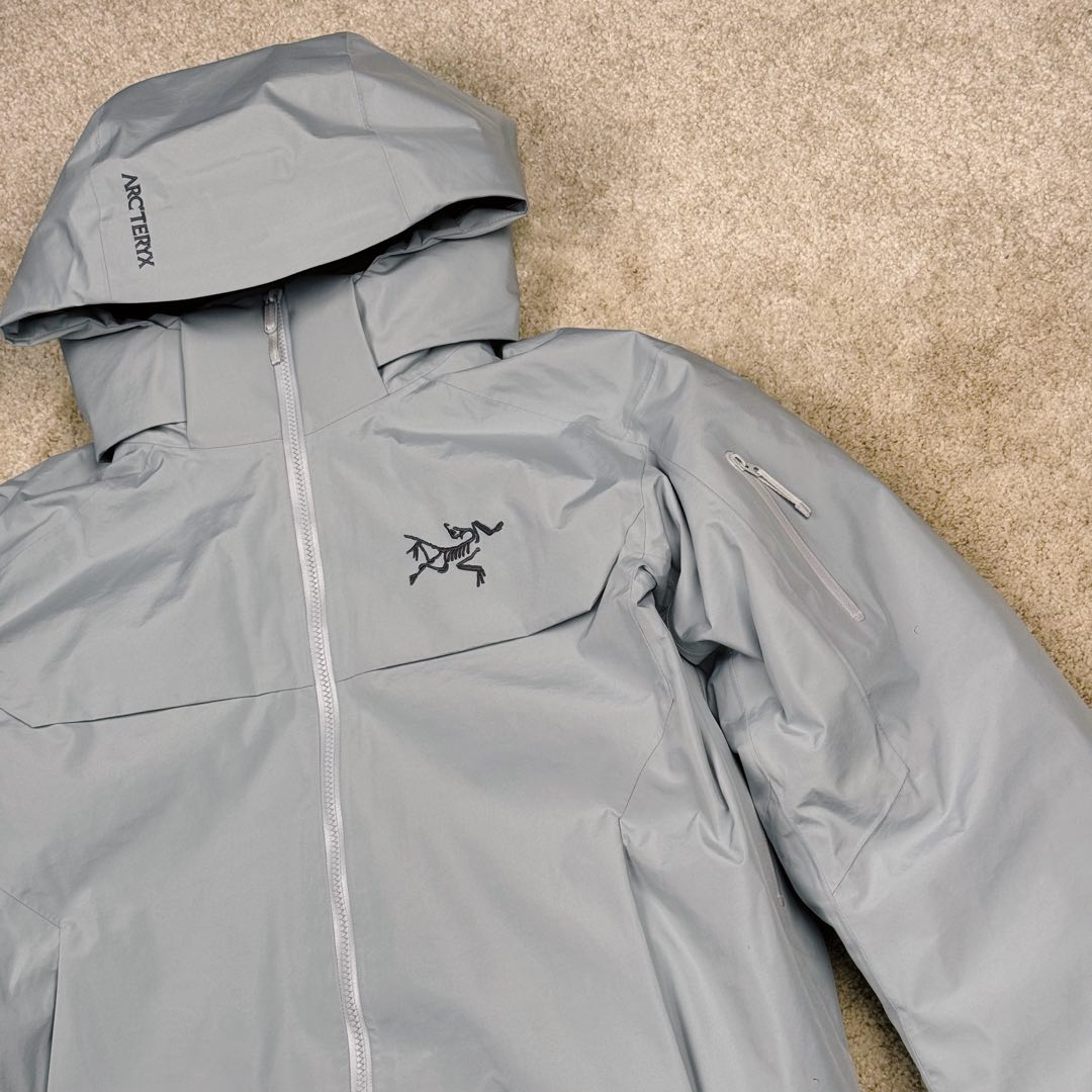 图片[11]-＃TZD Arcteryx Macai JACKET GORE-TEX Logo 始祖鸟徽标防水保暖连帽滑雪羽绒服 开发时间七个月之久 算是功能性雪地运动天花板的存在 衣服任意细节不惧对比 有比我好包退 全衣48道以上工序 可以理解为加了羽绒内胆的Sv硬壳冲锋衣 但不臃肿 重点说下刺绣 市面绣白线的为一眼假 ZP为灰色绣线(百灵达航机➕高士线) 原厂Gox 3L面料 灰鹅绒 风雪裙 是件真正可以驰骋各大雪场的硬东西 尺码：XS-S-M-L-XL-XXL-选品中心