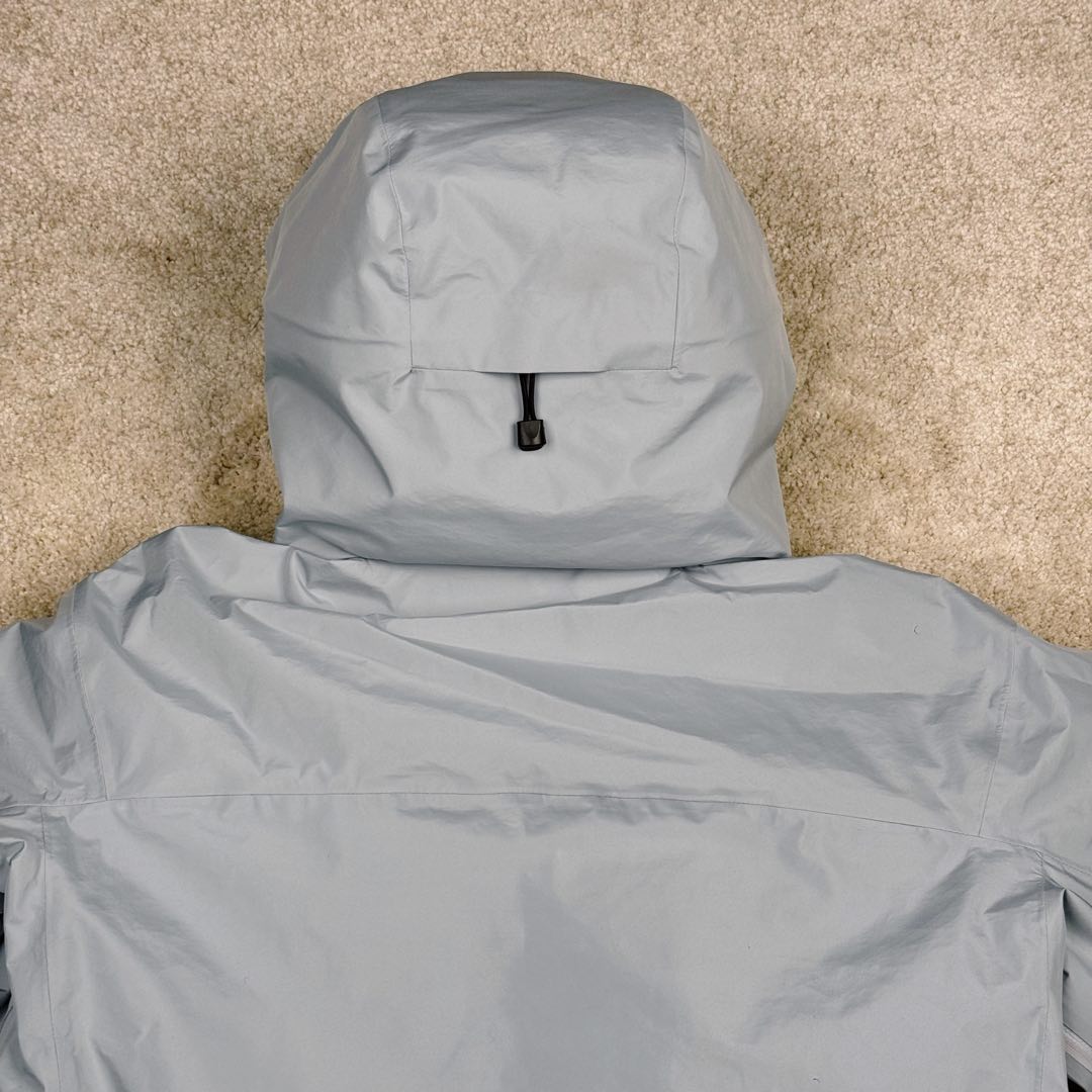 图片[12]-＃TZD Arcteryx Macai JACKET GORE-TEX Logo 始祖鸟徽标防水保暖连帽滑雪羽绒服 开发时间七个月之久 算是功能性雪地运动天花板的存在 衣服任意细节不惧对比 有比我好包退 全衣48道以上工序 可以理解为加了羽绒内胆的Sv硬壳冲锋衣 但不臃肿 重点说下刺绣 市面绣白线的为一眼假 ZP为灰色绣线(百灵达航机➕高士线) 原厂Gox 3L面料 灰鹅绒 风雪裙 是件真正可以驰骋各大雪场的硬东西 尺码：XS-S-M-L-XL-XXL-选品中心