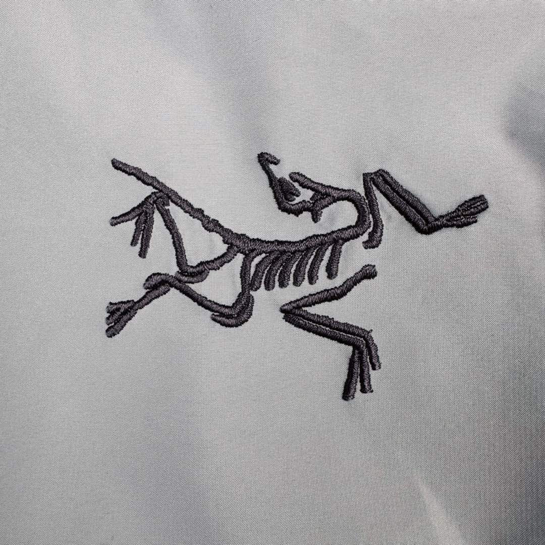 图片[14]-＃TZD Arcteryx Macai JACKET GORE-TEX Logo 始祖鸟徽标防水保暖连帽滑雪羽绒服 开发时间七个月之久 算是功能性雪地运动天花板的存在 衣服任意细节不惧对比 有比我好包退 全衣48道以上工序 可以理解为加了羽绒内胆的Sv硬壳冲锋衣 但不臃肿 重点说下刺绣 市面绣白线的为一眼假 ZP为灰色绣线(百灵达航机➕高士线) 原厂Gox 3L面料 灰鹅绒 风雪裙 是件真正可以驰骋各大雪场的硬东西 尺码：XS-S-M-L-XL-XXL-选品中心