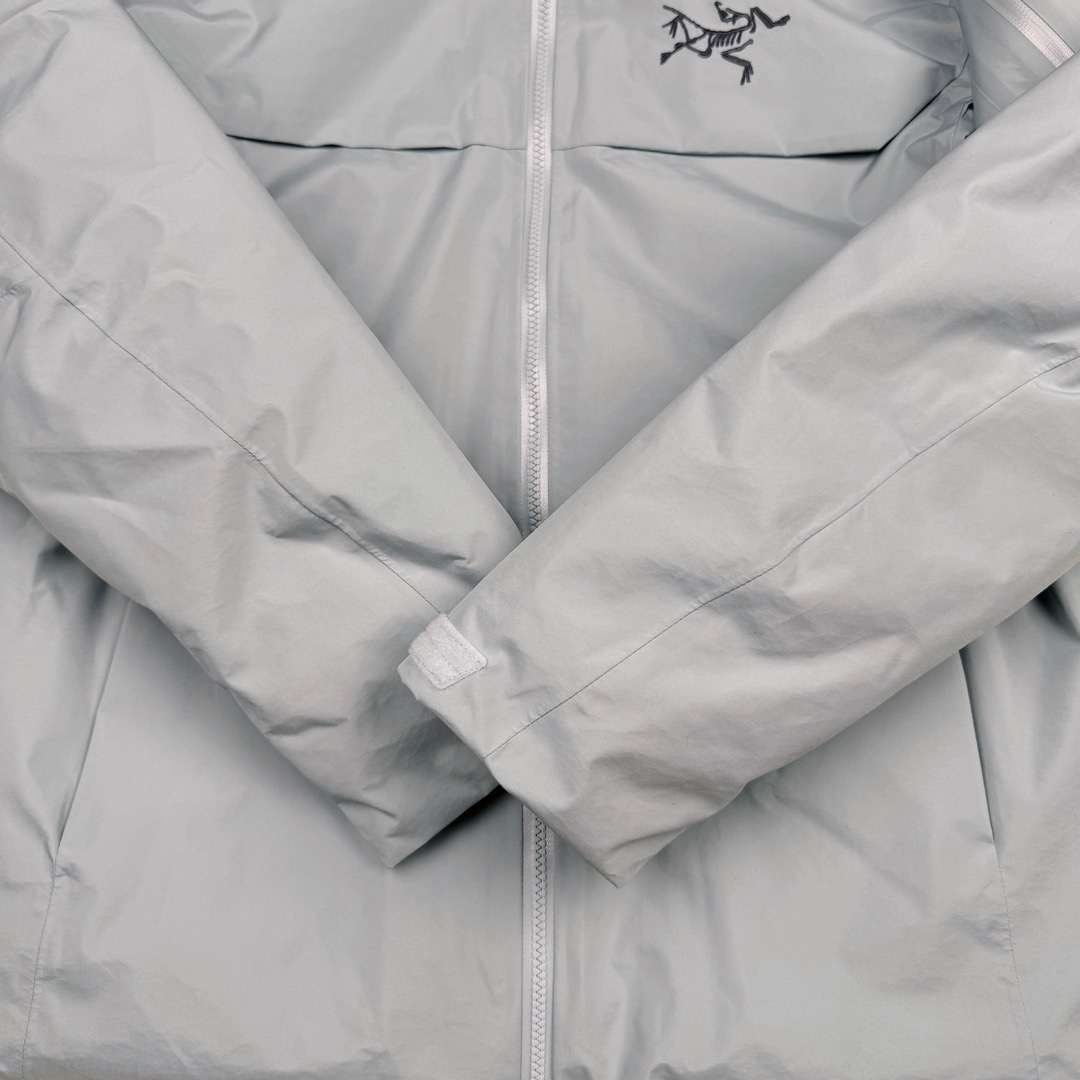 图片[10]-＃TZD Arcteryx Macai JACKET GORE-TEX Logo 始祖鸟徽标防水保暖连帽滑雪羽绒服 开发时间七个月之久 算是功能性雪地运动天花板的存在 衣服任意细节不惧对比 有比我好包退 全衣48道以上工序 可以理解为加了羽绒内胆的Sv硬壳冲锋衣 但不臃肿 重点说下刺绣 市面绣白线的为一眼假 ZP为灰色绣线(百灵达航机➕高士线) 原厂Gox 3L面料 灰鹅绒 风雪裙 是件真正可以驰骋各大雪场的硬东西 尺码：XS-S-M-L-XL-XXL-选品中心