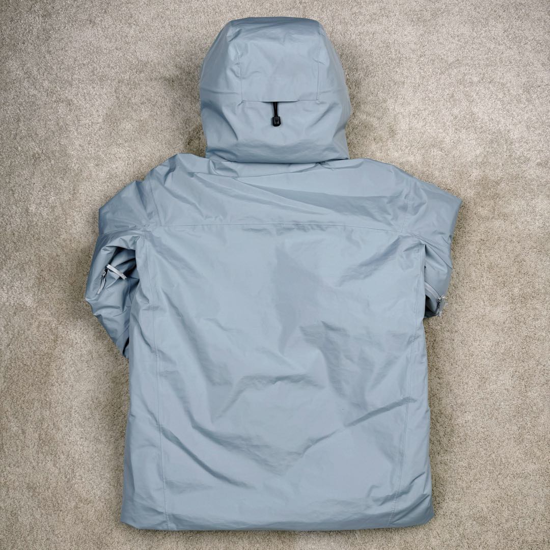 图片[3]-＃TZD Arcteryx Macai JACKET GORE-TEX Logo 始祖鸟徽标防水保暖连帽滑雪羽绒服 开发时间七个月之久 算是功能性雪地运动天花板的存在 衣服任意细节不惧对比 有比我好包退 全衣48道以上工序 可以理解为加了羽绒内胆的Sv硬壳冲锋衣 但不臃肿 重点说下刺绣 市面绣白线的为一眼假 ZP为灰色绣线(百灵达航机➕高士线) 原厂Gox 3L面料 灰鹅绒 风雪裙 是件真正可以驰骋各大雪场的硬东西 尺码：XS-S-M-L-XL-XXL-选品中心