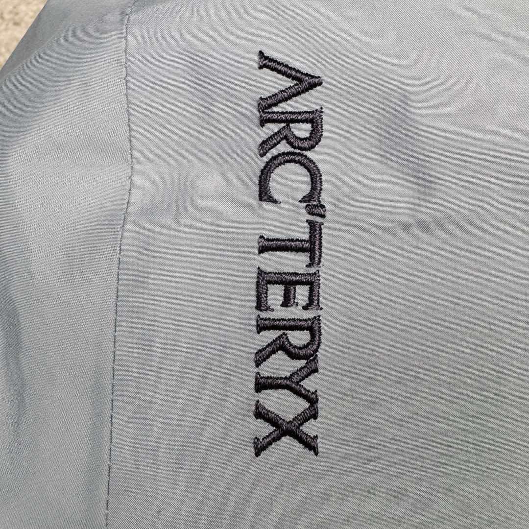 图片[13]-＃TZD Arcteryx Macai JACKET GORE-TEX Logo 始祖鸟徽标防水保暖连帽滑雪羽绒服 开发时间七个月之久 算是功能性雪地运动天花板的存在 衣服任意细节不惧对比 有比我好包退 全衣48道以上工序 可以理解为加了羽绒内胆的Sv硬壳冲锋衣 但不臃肿 重点说下刺绣 市面绣白线的为一眼假 ZP为灰色绣线(百灵达航机➕高士线) 原厂Gox 3L面料 灰鹅绒 风雪裙 是件真正可以驰骋各大雪场的硬东西 尺码：XS-S-M-L-XL-XXL-选品中心