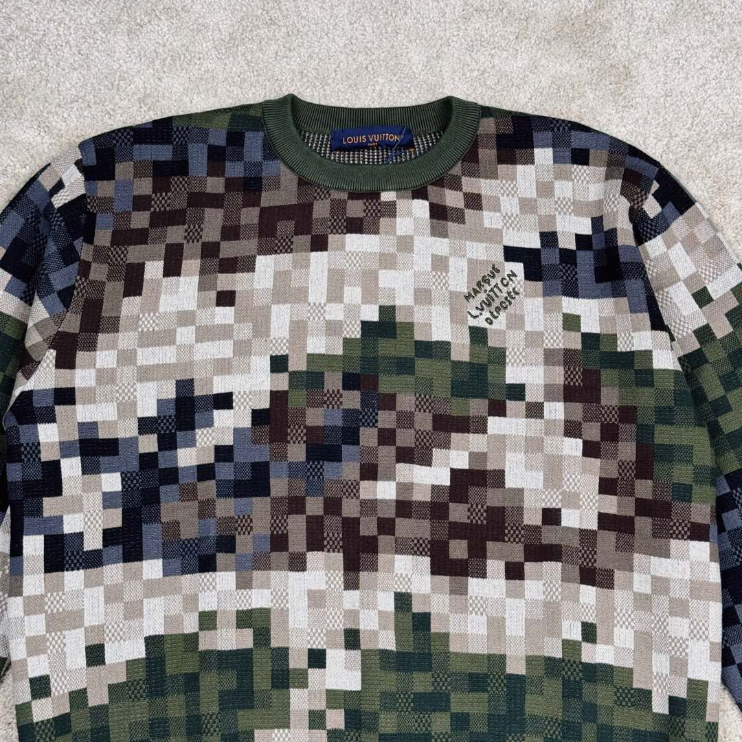 图片[4]-LOUIS VUITTON SS24 菲董联名系列 迷彩字母提花图案圆领套头长袖卫衣 Lv迷彩格子套头毛衣 15600￥纱线采用【2/32支100%精梳棉8色】【黑色为现货纱】另外【7色为订染】织片为【16针STOLL进口机】【织片时间320/件】【16针较细纱线8色同时织】加上多种组织提花 增加了织机难度 爆洞多 有的可修补 有的无法修补 导致次品多【缝盘22针缝合】【绣花需要二次埋夹】领、衫脚、袖口都需要挑口共5个 绣花加了热容胶 需烫胶 前面织片漏针已经查补过一次 后整还有少许漏针 需再次查补 确保品质 钻为订做 进口的 烫钻需要对位置 所以速度较慢 整件衣服的每一道工序都比较慢费时间 出货周期大概在两个月时间 复杂的工艺加上费时的工期基本没有同行开发这款服饰 尺码：XS S M L-选品中心