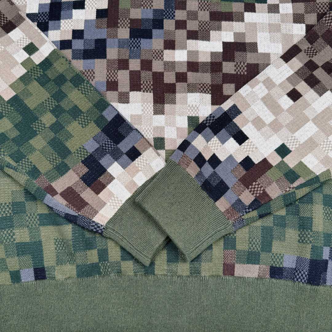 图片[9]-LOUIS VUITTON SS24 菲董联名系列 迷彩字母提花图案圆领套头长袖卫衣 Lv迷彩格子套头毛衣 15600￥纱线采用【2/32支100%精梳棉8色】【黑色为现货纱】另外【7色为订染】织片为【16针STOLL进口机】【织片时间320/件】【16针较细纱线8色同时织】加上多种组织提花 增加了织机难度 爆洞多 有的可修补 有的无法修补 导致次品多【缝盘22针缝合】【绣花需要二次埋夹】领、衫脚、袖口都需要挑口共5个 绣花加了热容胶 需烫胶 前面织片漏针已经查补过一次 后整还有少许漏针 需再次查补 确保品质 钻为订做 进口的 烫钻需要对位置 所以速度较慢 整件衣服的每一道工序都比较慢费时间 出货周期大概在两个月时间 复杂的工艺加上费时的工期基本没有同行开发这款服饰 尺码：XS S M L-选品中心