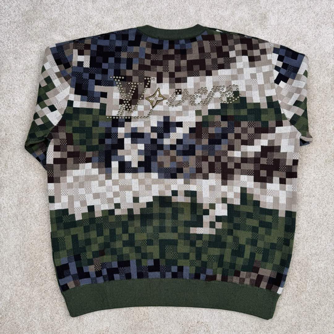 图片[2]-LOUIS VUITTON SS24 菲董联名系列 迷彩字母提花图案圆领套头长袖卫衣 Lv迷彩格子套头毛衣 15600￥纱线采用【2/32支100%精梳棉8色】【黑色为现货纱】另外【7色为订染】织片为【16针STOLL进口机】【织片时间320/件】【16针较细纱线8色同时织】加上多种组织提花 增加了织机难度 爆洞多 有的可修补 有的无法修补 导致次品多【缝盘22针缝合】【绣花需要二次埋夹】领、衫脚、袖口都需要挑口共5个 绣花加了热容胶 需烫胶 前面织片漏针已经查补过一次 后整还有少许漏针 需再次查补 确保品质 钻为订做 进口的 烫钻需要对位置 所以速度较慢 整件衣服的每一道工序都比较慢费时间 出货周期大概在两个月时间 复杂的工艺加上费时的工期基本没有同行开发这款服饰 尺码：XS S M L-选品中心