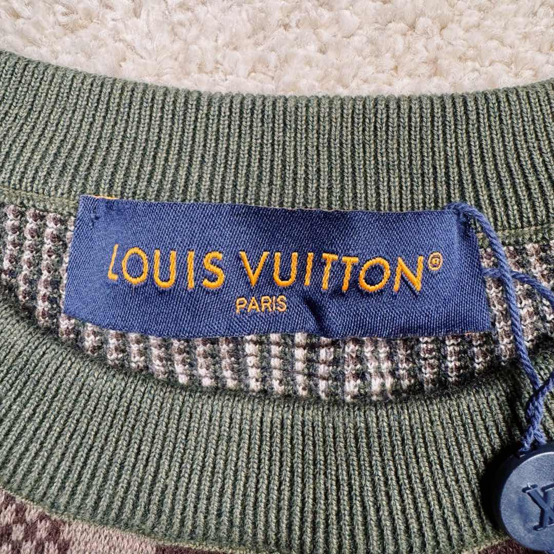 图片[14]-LOUIS VUITTON SS24 菲董联名系列 迷彩字母提花图案圆领套头长袖卫衣 Lv迷彩格子套头毛衣 15600￥纱线采用【2/32支100%精梳棉8色】【黑色为现货纱】另外【7色为订染】织片为【16针STOLL进口机】【织片时间320/件】【16针较细纱线8色同时织】加上多种组织提花 增加了织机难度 爆洞多 有的可修补 有的无法修补 导致次品多【缝盘22针缝合】【绣花需要二次埋夹】领、衫脚、袖口都需要挑口共5个 绣花加了热容胶 需烫胶 前面织片漏针已经查补过一次 后整还有少许漏针 需再次查补 确保品质 钻为订做 进口的 烫钻需要对位置 所以速度较慢 整件衣服的每一道工序都比较慢费时间 出货周期大概在两个月时间 复杂的工艺加上费时的工期基本没有同行开发这款服饰 尺码：XS S M L-选品中心