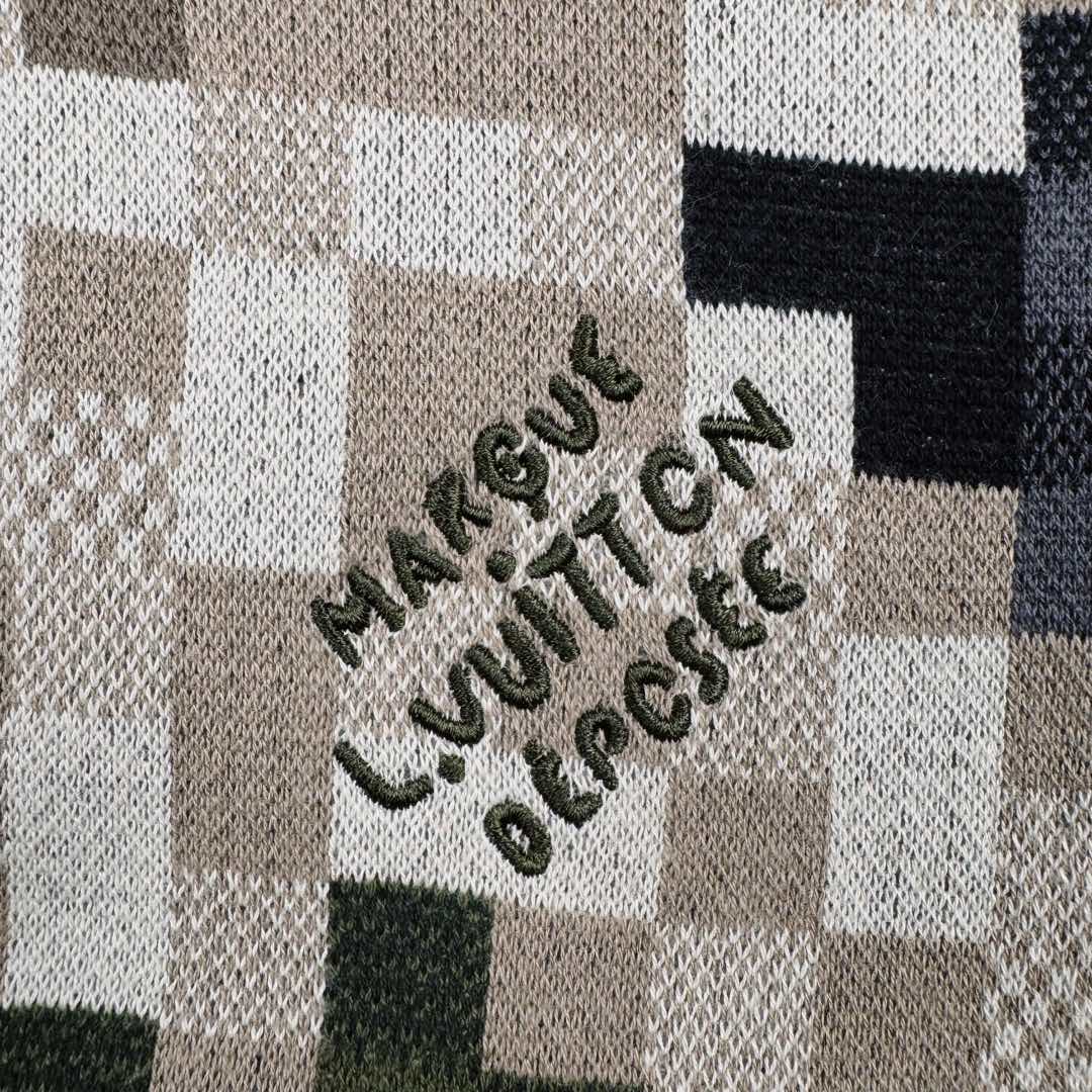 图片[15]-LOUIS VUITTON SS24 菲董联名系列 迷彩字母提花图案圆领套头长袖卫衣 Lv迷彩格子套头毛衣 15600￥纱线采用【2/32支100%精梳棉8色】【黑色为现货纱】另外【7色为订染】织片为【16针STOLL进口机】【织片时间320/件】【16针较细纱线8色同时织】加上多种组织提花 增加了织机难度 爆洞多 有的可修补 有的无法修补 导致次品多【缝盘22针缝合】【绣花需要二次埋夹】领、衫脚、袖口都需要挑口共5个 绣花加了热容胶 需烫胶 前面织片漏针已经查补过一次 后整还有少许漏针 需再次查补 确保品质 钻为订做 进口的 烫钻需要对位置 所以速度较慢 整件衣服的每一道工序都比较慢费时间 出货周期大概在两个月时间 复杂的工艺加上费时的工期基本没有同行开发这款服饰 尺码：XS S M L-选品中心