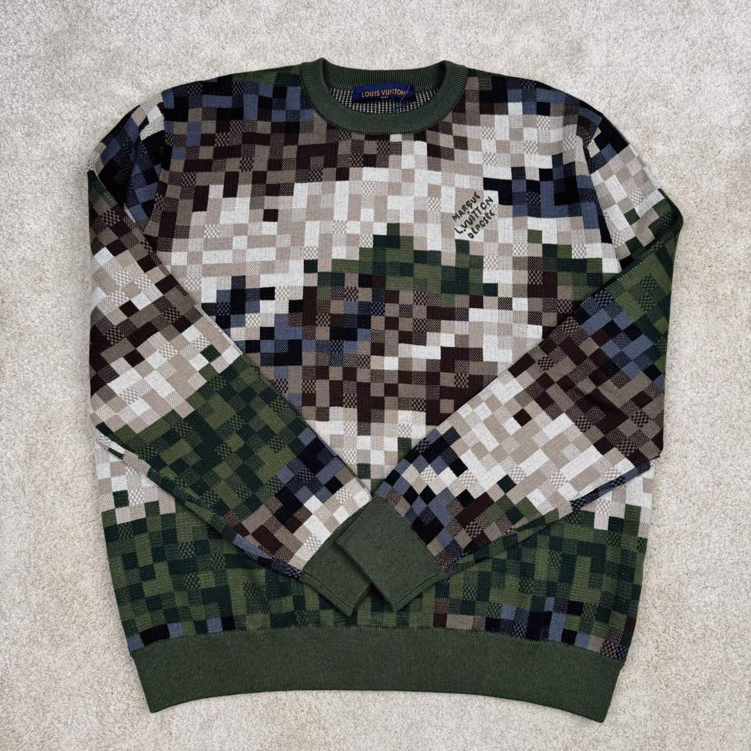 图片[3]-LOUIS VUITTON SS24 菲董联名系列 迷彩字母提花图案圆领套头长袖卫衣 Lv迷彩格子套头毛衣 15600￥纱线采用【2/32支100%精梳棉8色】【黑色为现货纱】另外【7色为订染】织片为【16针STOLL进口机】【织片时间320/件】【16针较细纱线8色同时织】加上多种组织提花 增加了织机难度 爆洞多 有的可修补 有的无法修补 导致次品多【缝盘22针缝合】【绣花需要二次埋夹】领、衫脚、袖口都需要挑口共5个 绣花加了热容胶 需烫胶 前面织片漏针已经查补过一次 后整还有少许漏针 需再次查补 确保品质 钻为订做 进口的 烫钻需要对位置 所以速度较慢 整件衣服的每一道工序都比较慢费时间 出货周期大概在两个月时间 复杂的工艺加上费时的工期基本没有同行开发这款服饰 尺码：XS S M L-选品中心