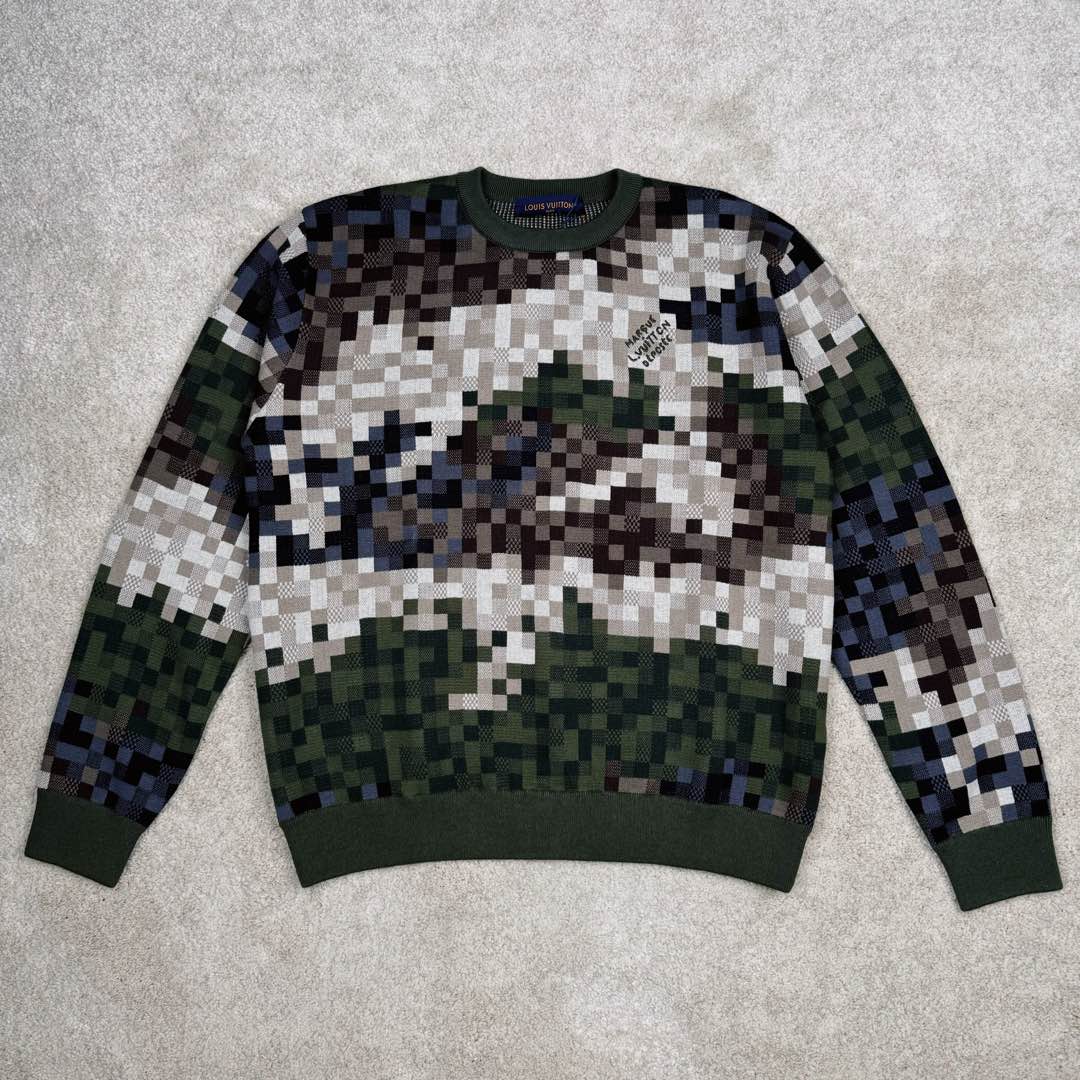 LOUIS VUITTON SS24 菲董联名系列 迷彩字母提花图案圆领套头长袖卫衣 Lv迷彩格子套头毛衣 15600￥纱线采用【2/32支100%精梳棉8色】【黑色为现货纱】另外【7色为订染】织片为【16针STOLL进口机】【织片时间320/件】【16针较细纱线8色同时织】加上多种组织提花 增加了织机难度 爆洞多 有的可修补 有的无法修补 导致次品多【缝盘22针缝合】【绣花需要二次埋夹】领、衫脚、袖口都需要挑口共5个 绣花加了热容胶 需烫胶 前面织片漏针已经查补过一次 后整还有少许漏针 需再次查补 确保品质 钻为订做 进口的 烫钻需要对位置 所以速度较慢 整件衣服的每一道工序都比较慢费时间 出货周期大概在两个月时间 复杂的工艺加上费时的工期基本没有同行开发这款服饰 尺码：XS S M L-选品中心