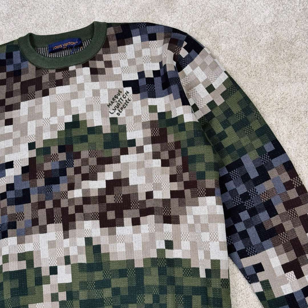 图片[8]-LOUIS VUITTON SS24 菲董联名系列 迷彩字母提花图案圆领套头长袖卫衣 Lv迷彩格子套头毛衣 15600￥纱线采用【2/32支100%精梳棉8色】【黑色为现货纱】另外【7色为订染】织片为【16针STOLL进口机】【织片时间320/件】【16针较细纱线8色同时织】加上多种组织提花 增加了织机难度 爆洞多 有的可修补 有的无法修补 导致次品多【缝盘22针缝合】【绣花需要二次埋夹】领、衫脚、袖口都需要挑口共5个 绣花加了热容胶 需烫胶 前面织片漏针已经查补过一次 后整还有少许漏针 需再次查补 确保品质 钻为订做 进口的 烫钻需要对位置 所以速度较慢 整件衣服的每一道工序都比较慢费时间 出货周期大概在两个月时间 复杂的工艺加上费时的工期基本没有同行开发这款服饰 尺码：XS S M L-选品中心