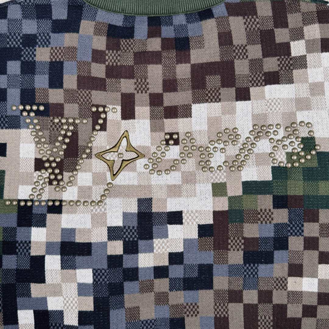 图片[11]-LOUIS VUITTON SS24 菲董联名系列 迷彩字母提花图案圆领套头长袖卫衣 Lv迷彩格子套头毛衣 15600￥纱线采用【2/32支100%精梳棉8色】【黑色为现货纱】另外【7色为订染】织片为【16针STOLL进口机】【织片时间320/件】【16针较细纱线8色同时织】加上多种组织提花 增加了织机难度 爆洞多 有的可修补 有的无法修补 导致次品多【缝盘22针缝合】【绣花需要二次埋夹】领、衫脚、袖口都需要挑口共5个 绣花加了热容胶 需烫胶 前面织片漏针已经查补过一次 后整还有少许漏针 需再次查补 确保品质 钻为订做 进口的 烫钻需要对位置 所以速度较慢 整件衣服的每一道工序都比较慢费时间 出货周期大概在两个月时间 复杂的工艺加上费时的工期基本没有同行开发这款服饰 尺码：XS S M L-选品中心