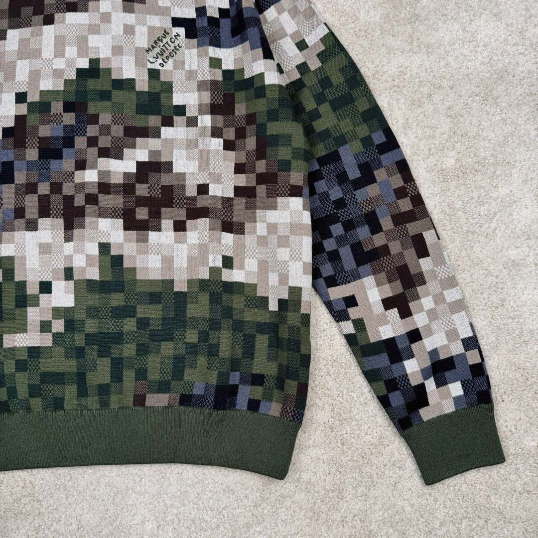 图片[6]-LOUIS VUITTON SS24 菲董联名系列 迷彩字母提花图案圆领套头长袖卫衣 Lv迷彩格子套头毛衣 15600￥纱线采用【2/32支100%精梳棉8色】【黑色为现货纱】另外【7色为订染】织片为【16针STOLL进口机】【织片时间320/件】【16针较细纱线8色同时织】加上多种组织提花 增加了织机难度 爆洞多 有的可修补 有的无法修补 导致次品多【缝盘22针缝合】【绣花需要二次埋夹】领、衫脚、袖口都需要挑口共5个 绣花加了热容胶 需烫胶 前面织片漏针已经查补过一次 后整还有少许漏针 需再次查补 确保品质 钻为订做 进口的 烫钻需要对位置 所以速度较慢 整件衣服的每一道工序都比较慢费时间 出货周期大概在两个月时间 复杂的工艺加上费时的工期基本没有同行开发这款服饰 尺码：XS S M L-选品中心