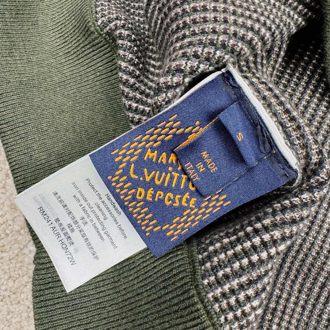 图片[13]-LOUIS VUITTON SS24 菲董联名系列 迷彩字母提花图案圆领套头长袖卫衣 Lv迷彩格子套头毛衣 15600￥纱线采用【2/32支100%精梳棉8色】【黑色为现货纱】另外【7色为订染】织片为【16针STOLL进口机】【织片时间320/件】【16针较细纱线8色同时织】加上多种组织提花 增加了织机难度 爆洞多 有的可修补 有的无法修补 导致次品多【缝盘22针缝合】【绣花需要二次埋夹】领、衫脚、袖口都需要挑口共5个 绣花加了热容胶 需烫胶 前面织片漏针已经查补过一次 后整还有少许漏针 需再次查补 确保品质 钻为订做 进口的 烫钻需要对位置 所以速度较慢 整件衣服的每一道工序都比较慢费时间 出货周期大概在两个月时间 复杂的工艺加上费时的工期基本没有同行开发这款服饰 尺码：XS S M L-选品中心