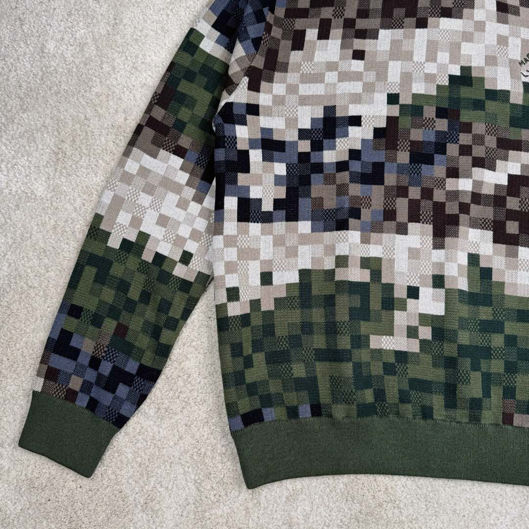图片[5]-LOUIS VUITTON SS24 菲董联名系列 迷彩字母提花图案圆领套头长袖卫衣 Lv迷彩格子套头毛衣 15600￥纱线采用【2/32支100%精梳棉8色】【黑色为现货纱】另外【7色为订染】织片为【16针STOLL进口机】【织片时间320/件】【16针较细纱线8色同时织】加上多种组织提花 增加了织机难度 爆洞多 有的可修补 有的无法修补 导致次品多【缝盘22针缝合】【绣花需要二次埋夹】领、衫脚、袖口都需要挑口共5个 绣花加了热容胶 需烫胶 前面织片漏针已经查补过一次 后整还有少许漏针 需再次查补 确保品质 钻为订做 进口的 烫钻需要对位置 所以速度较慢 整件衣服的每一道工序都比较慢费时间 出货周期大概在两个月时间 复杂的工艺加上费时的工期基本没有同行开发这款服饰 尺码：XS S M L-选品中心