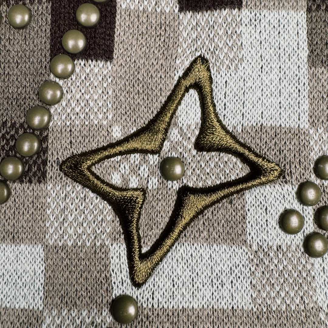 图片[12]-LOUIS VUITTON SS24 菲董联名系列 迷彩字母提花图案圆领套头长袖卫衣 Lv迷彩格子套头毛衣 15600￥纱线采用【2/32支100%精梳棉8色】【黑色为现货纱】另外【7色为订染】织片为【16针STOLL进口机】【织片时间320/件】【16针较细纱线8色同时织】加上多种组织提花 增加了织机难度 爆洞多 有的可修补 有的无法修补 导致次品多【缝盘22针缝合】【绣花需要二次埋夹】领、衫脚、袖口都需要挑口共5个 绣花加了热容胶 需烫胶 前面织片漏针已经查补过一次 后整还有少许漏针 需再次查补 确保品质 钻为订做 进口的 烫钻需要对位置 所以速度较慢 整件衣服的每一道工序都比较慢费时间 出货周期大概在两个月时间 复杂的工艺加上费时的工期基本没有同行开发这款服饰 尺码：XS S M L-选品中心