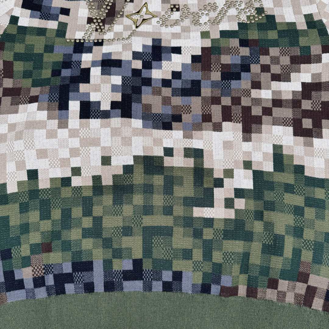 图片[10]-LOUIS VUITTON SS24 菲董联名系列 迷彩字母提花图案圆领套头长袖卫衣 Lv迷彩格子套头毛衣 15600￥纱线采用【2/32支100%精梳棉8色】【黑色为现货纱】另外【7色为订染】织片为【16针STOLL进口机】【织片时间320/件】【16针较细纱线8色同时织】加上多种组织提花 增加了织机难度 爆洞多 有的可修补 有的无法修补 导致次品多【缝盘22针缝合】【绣花需要二次埋夹】领、衫脚、袖口都需要挑口共5个 绣花加了热容胶 需烫胶 前面织片漏针已经查补过一次 后整还有少许漏针 需再次查补 确保品质 钻为订做 进口的 烫钻需要对位置 所以速度较慢 整件衣服的每一道工序都比较慢费时间 出货周期大概在两个月时间 复杂的工艺加上费时的工期基本没有同行开发这款服饰 尺码：XS S M L-选品中心